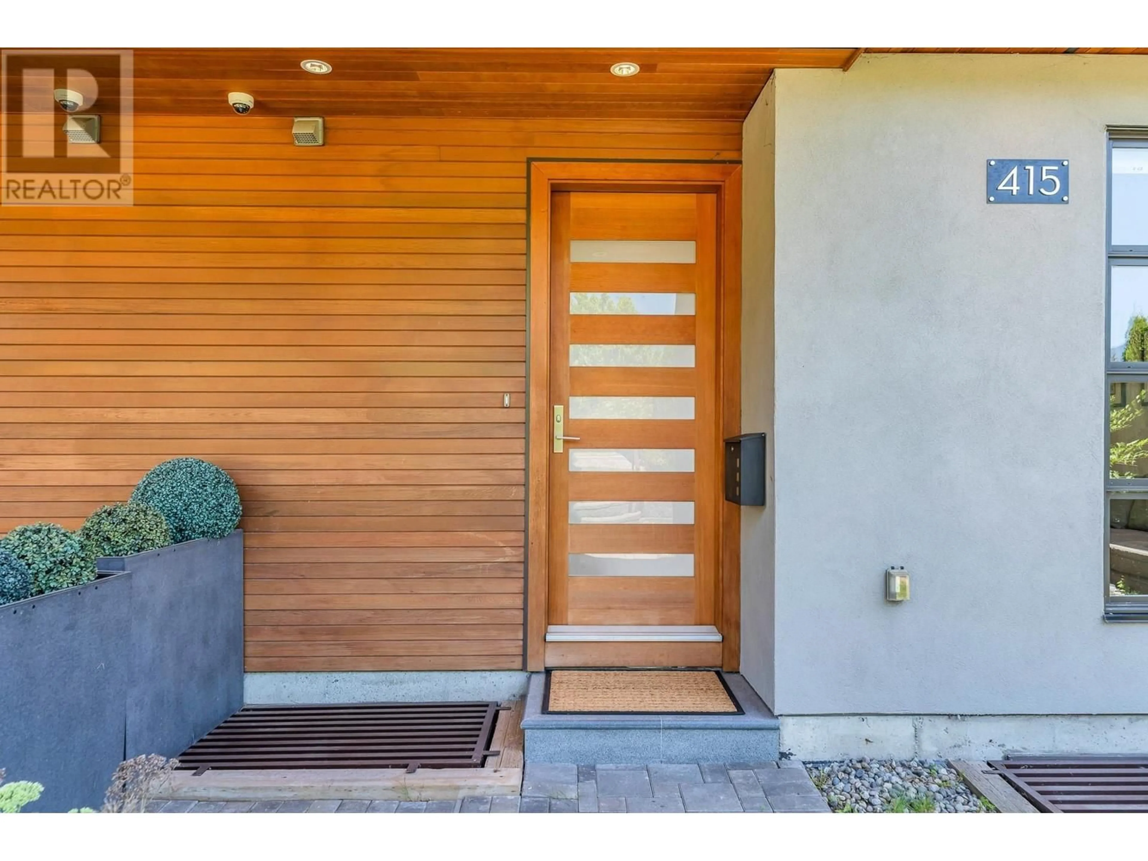 Indoor entryway, wood floors for 415 W KEITH ROAD, North Vancouver British Columbia V7M1M2