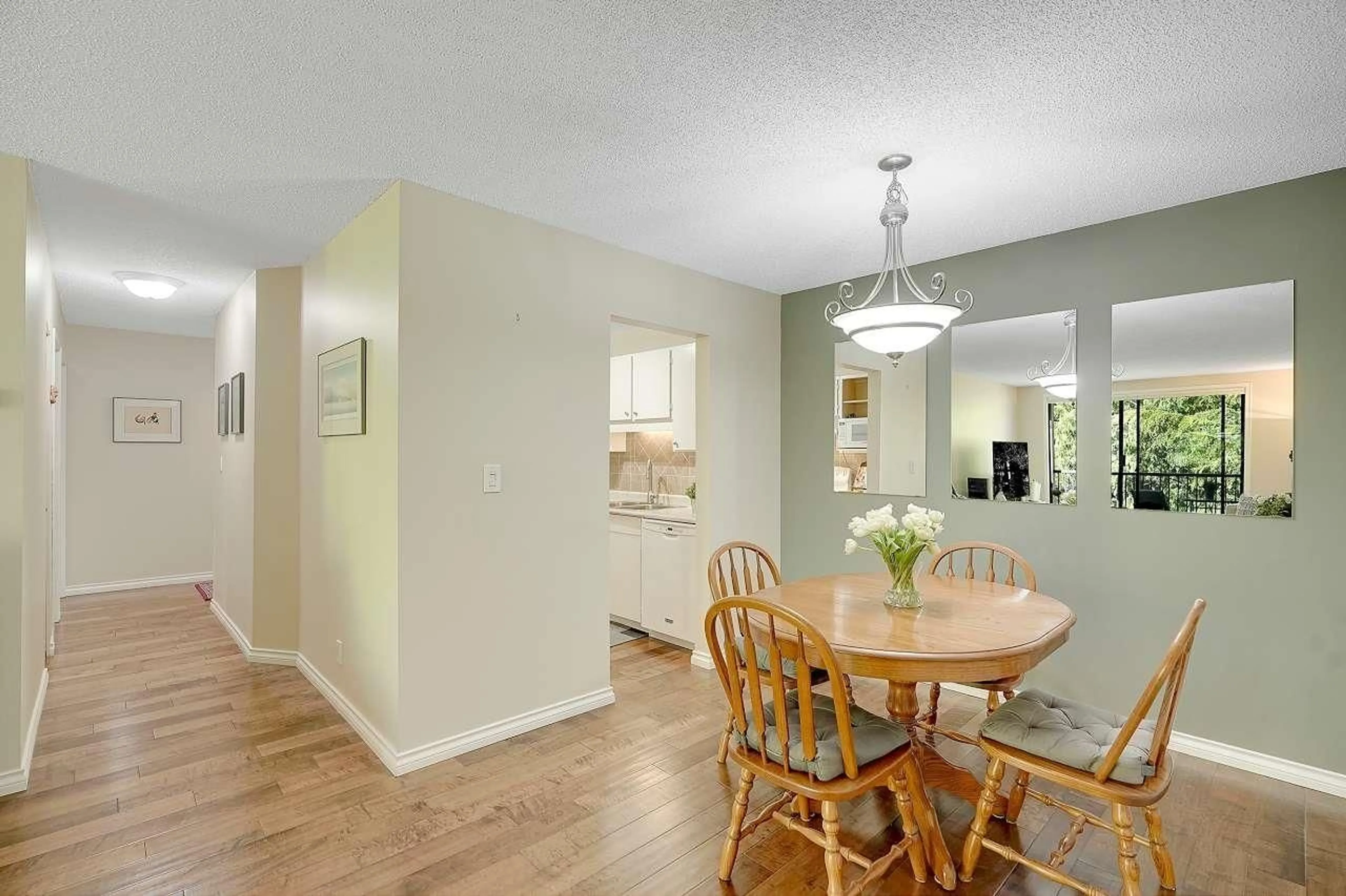 Dining room, wood floors, cottage for 303 1740 SOUTHMERE CRESCENT, Surrey British Columbia V4A6E4