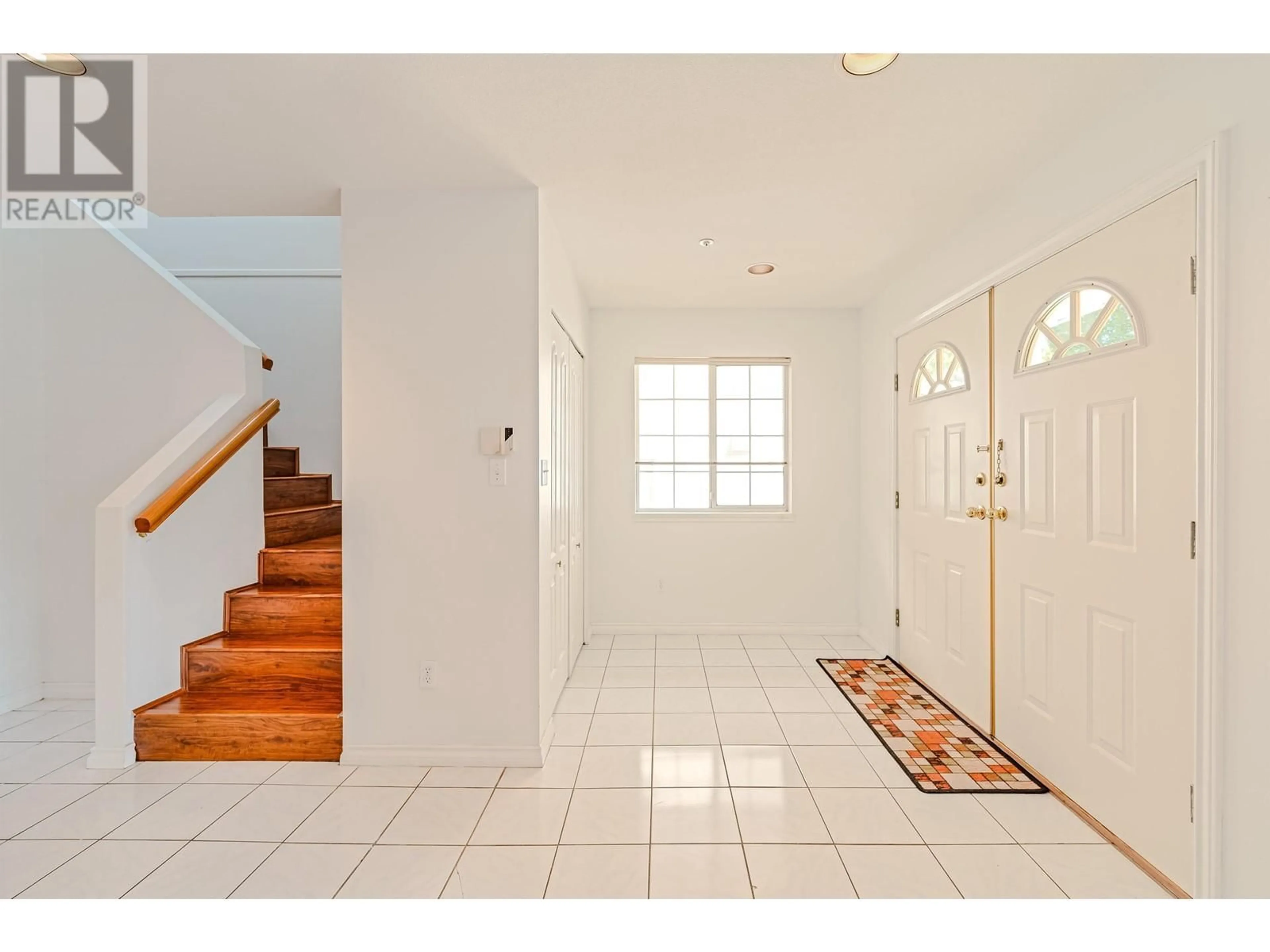 Indoor entryway, wood floors for 4465 SKEENA STREET, Vancouver British Columbia V5R2L8