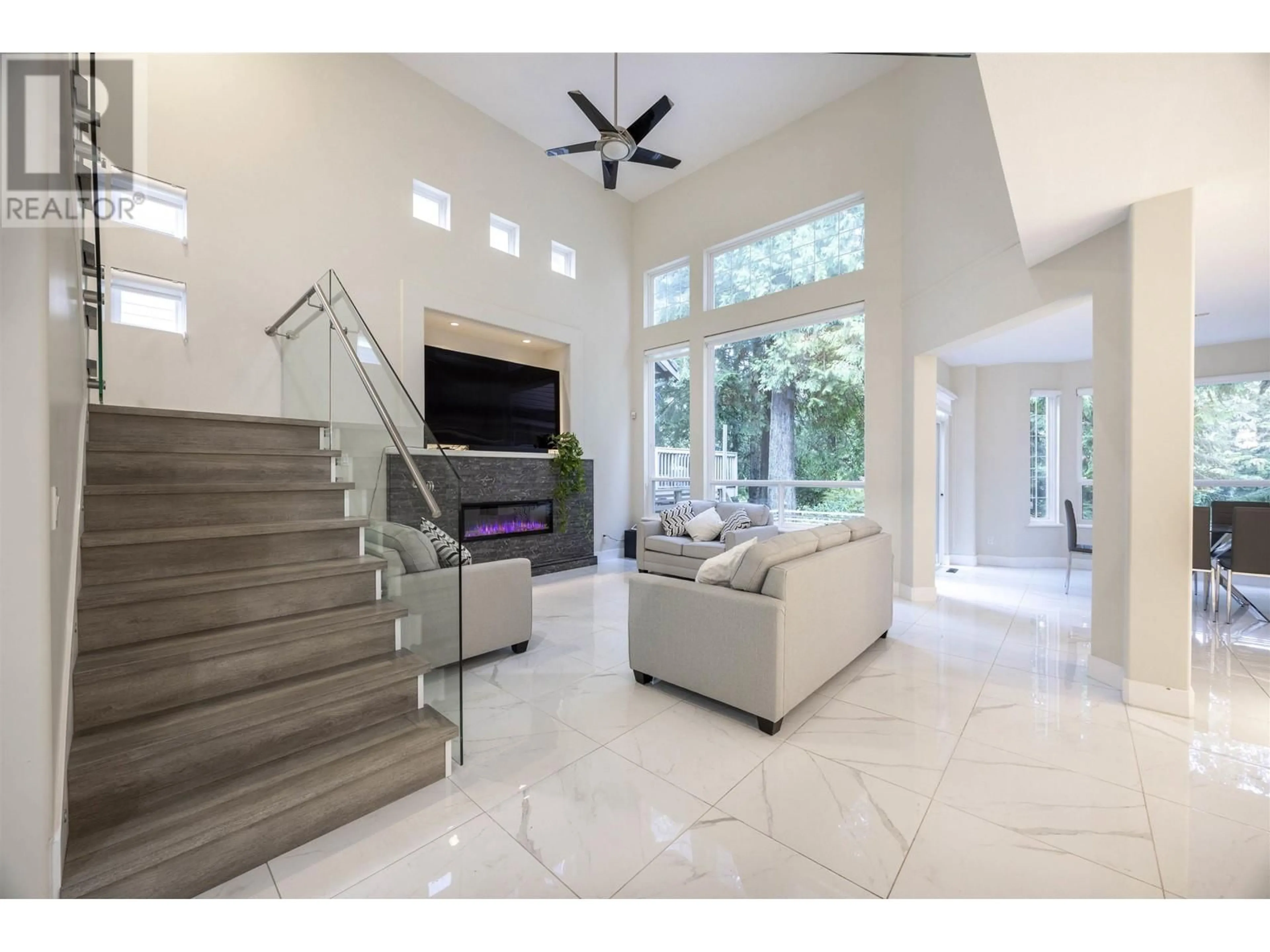 Indoor entryway, ceramic floors for 3297 CHARTWELL GRN, Coquitlam British Columbia V3E3N1