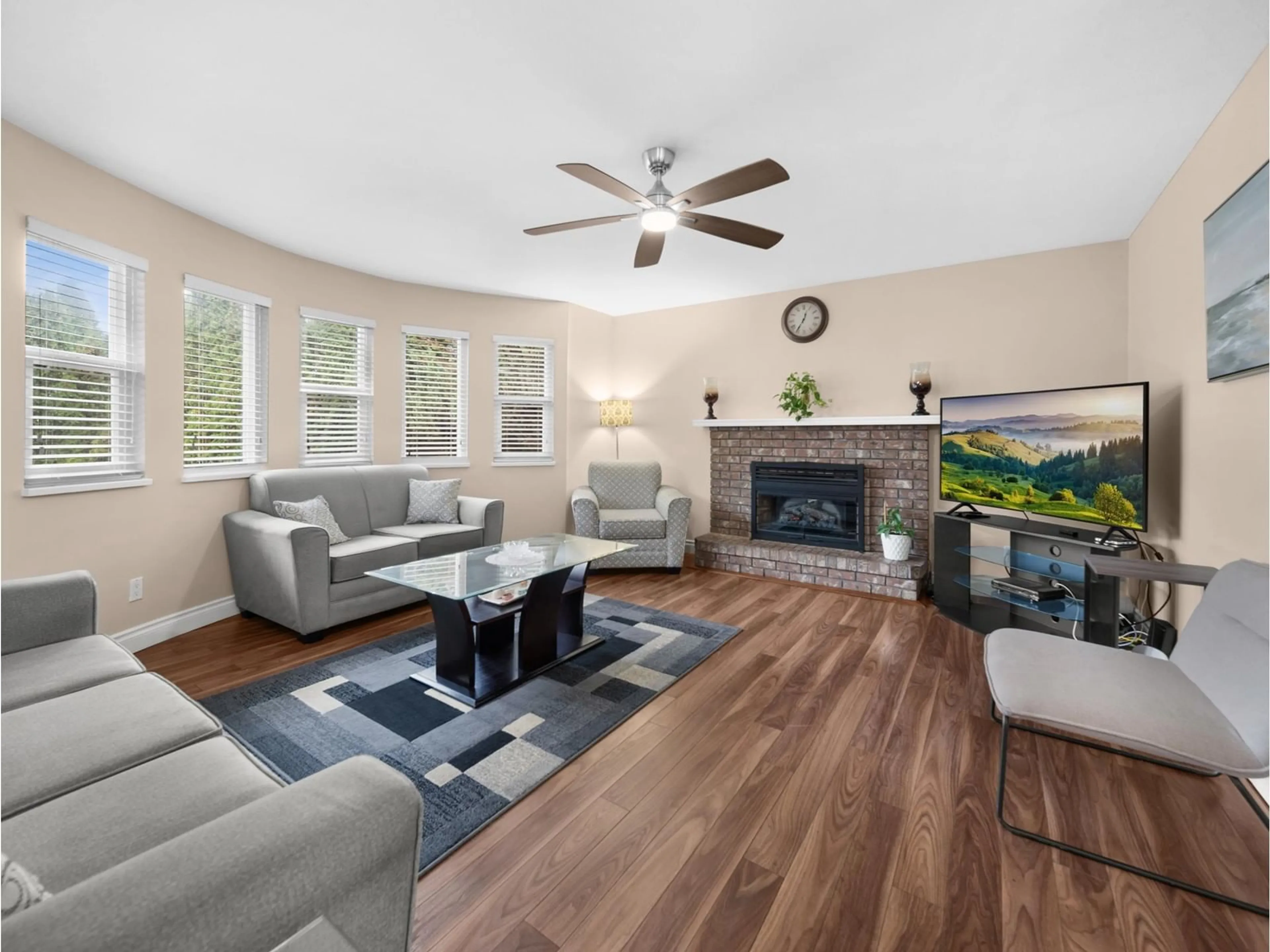 Living room, wood floors for 12272 73A AVENUE, Surrey British Columbia V3W9J3