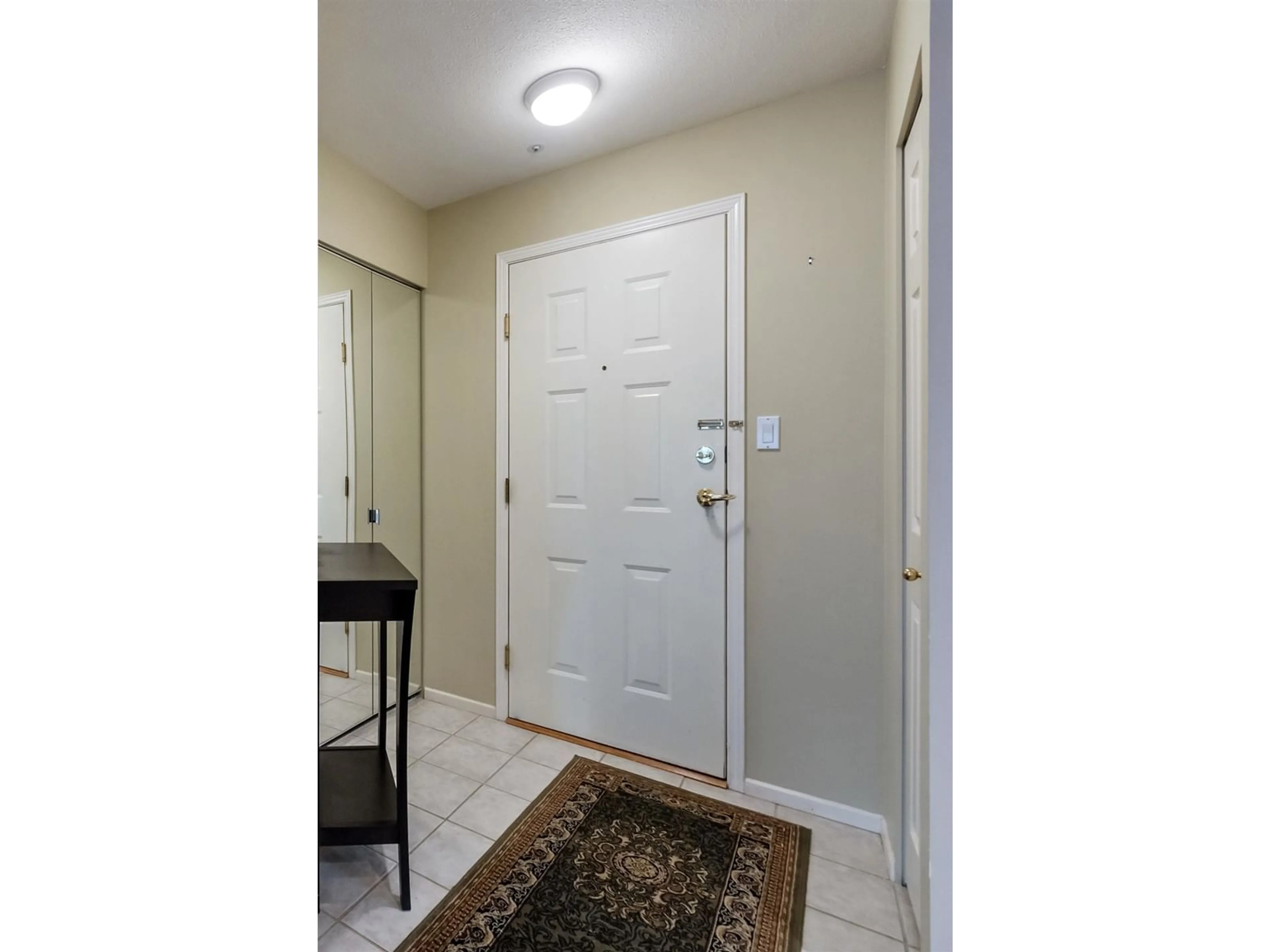 Indoor entryway, wood floors for 206 1576 MERKLIN STREET, White Rock British Columbia V4B5K2