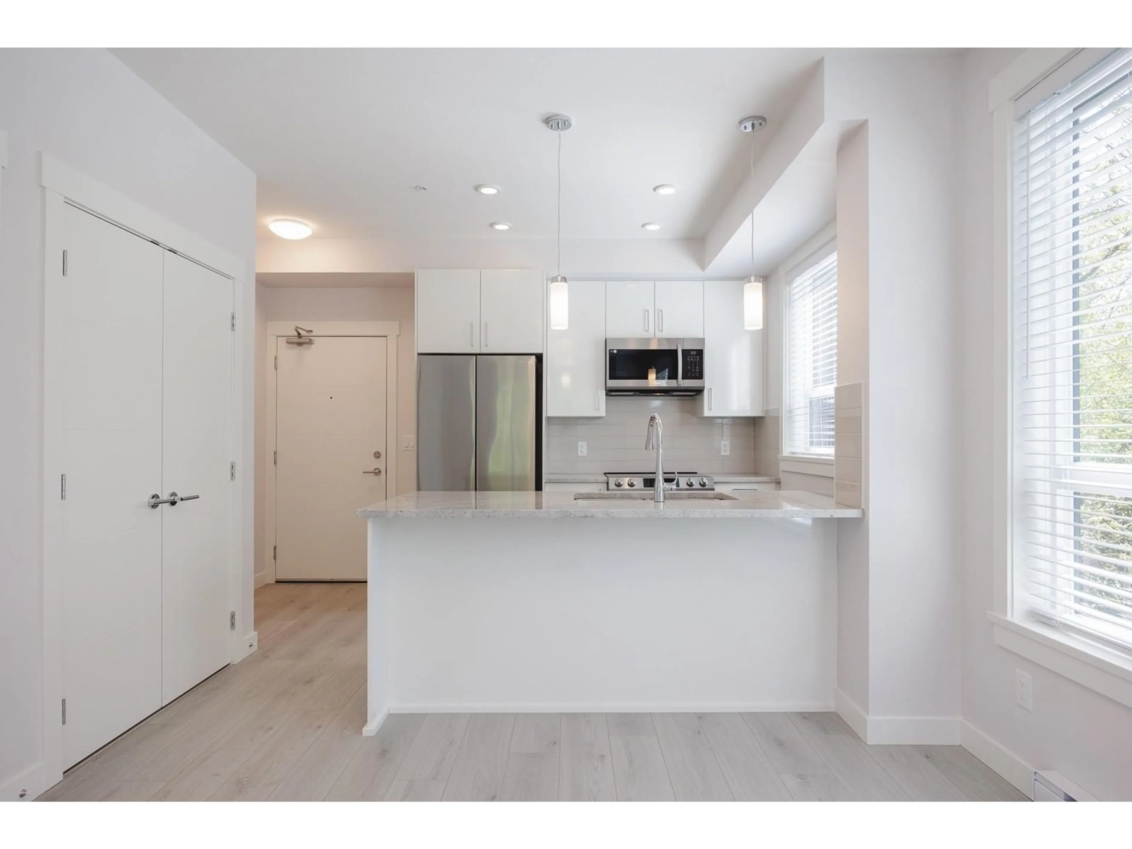 Open concept kitchen for 307 32690 14 AVENUE, Mission British Columbia V2V0K5