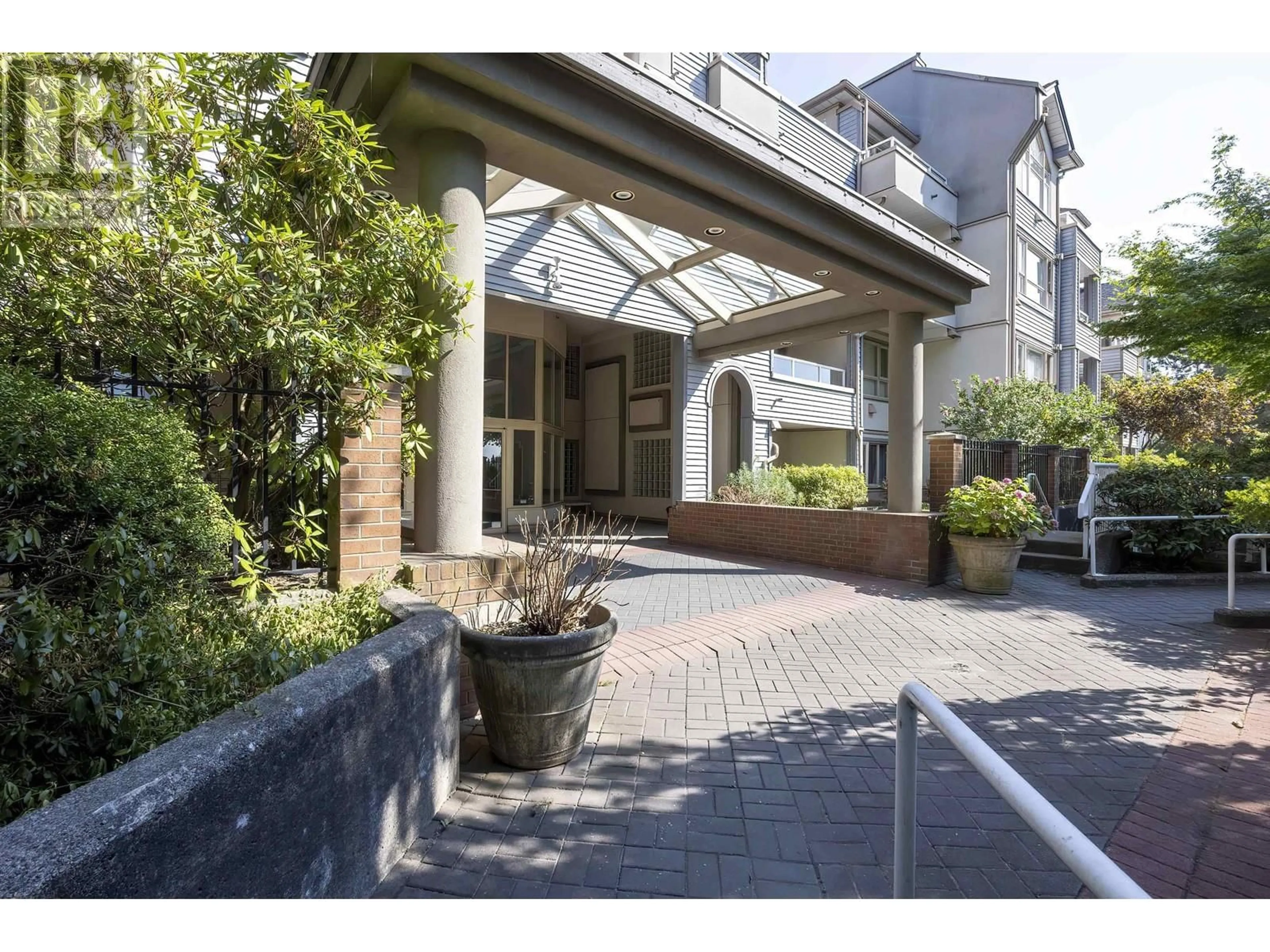 Indoor foyer for 302 7326 ANTRIM AVENUE, Burnaby British Columbia V5J4M8