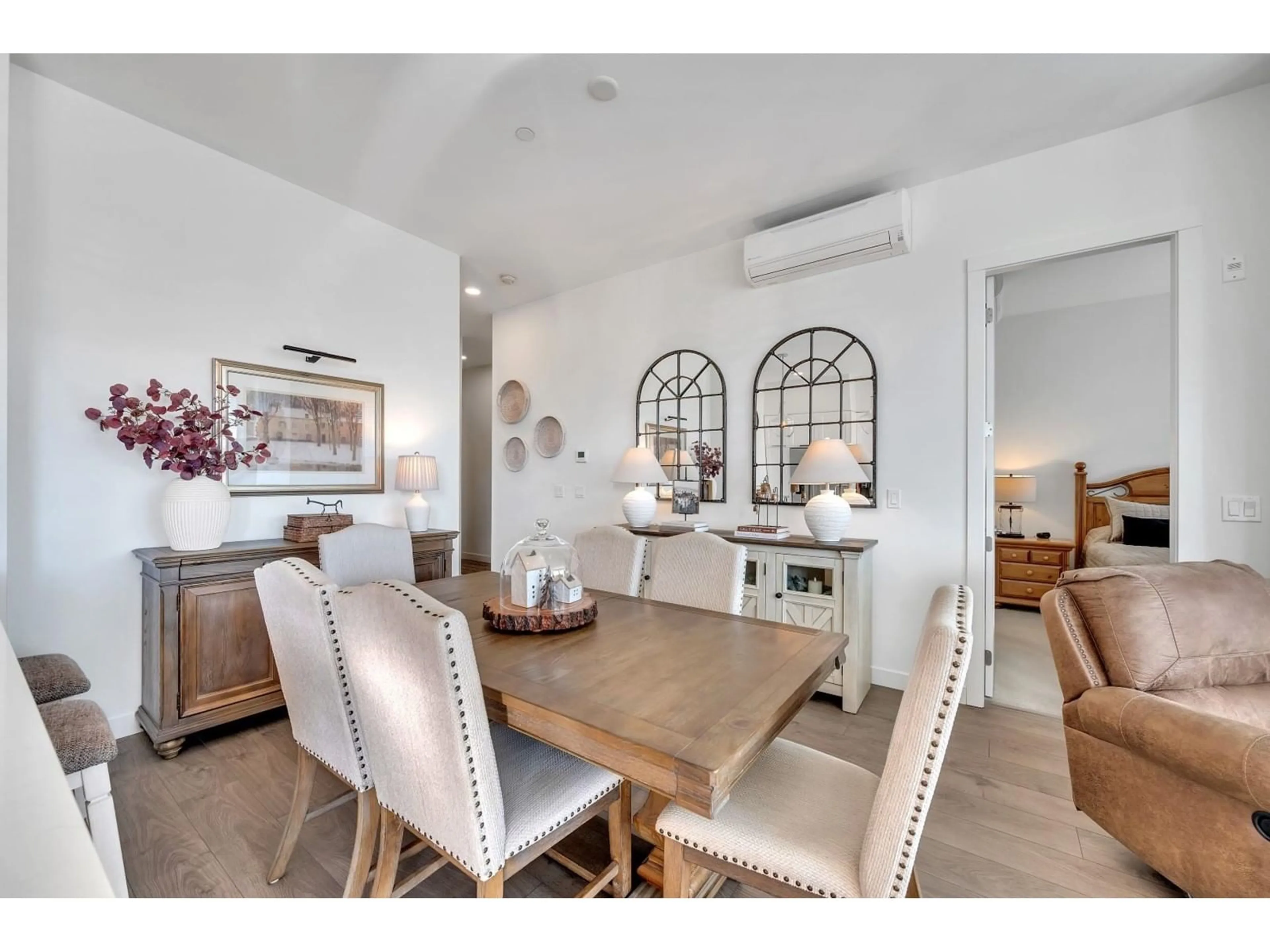 Dining room, wood floors, cottage for 501 33540 MAYFAIR AVENUE, Abbotsford British Columbia V2S0J3