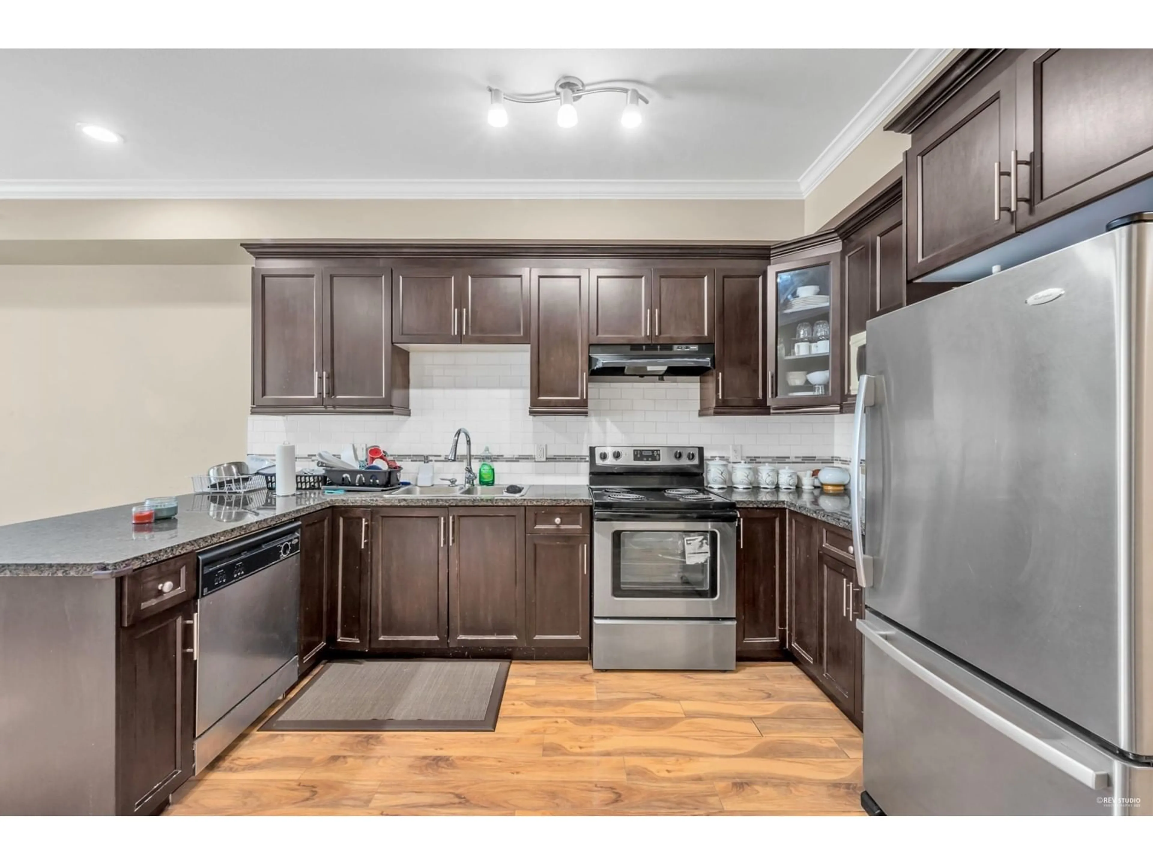Standard kitchen, wood/laminate floor for 38 - 9405 121, Surrey British Columbia V3V0A9