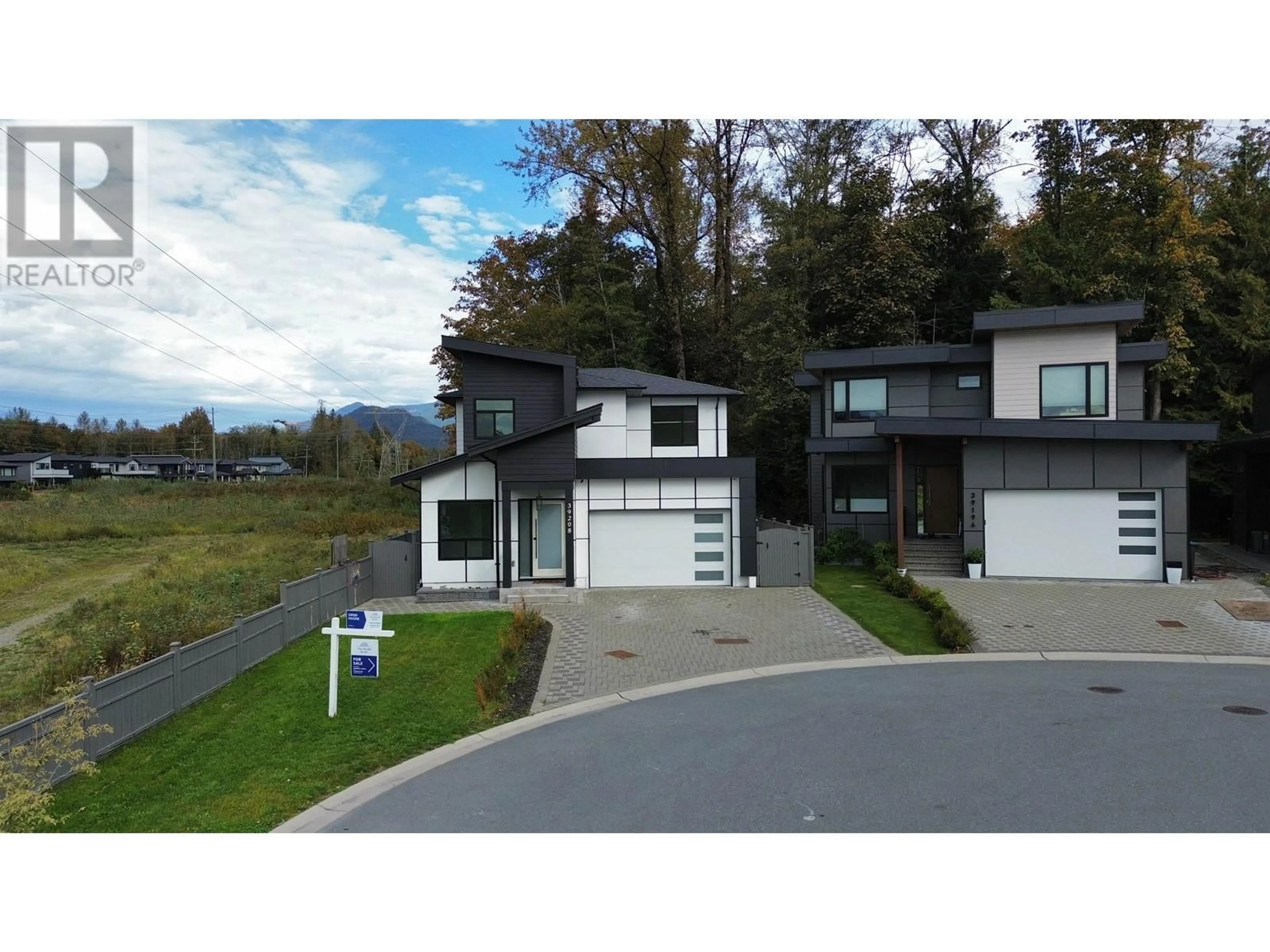 Frontside or backside of a home, the street view for 39208 WOODPECKER PLACE, Squamish British Columbia V0B0C3