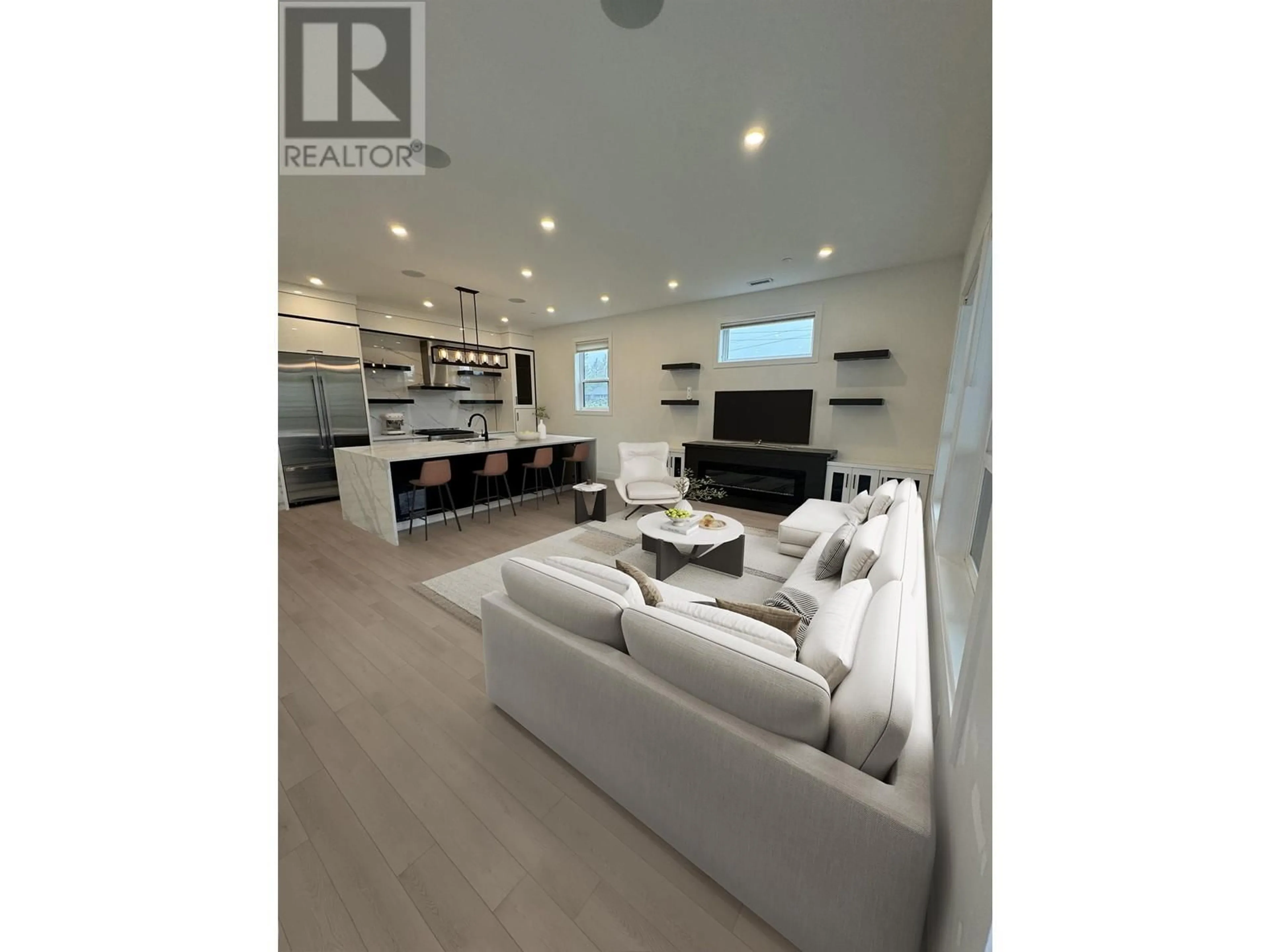 Living room, wood floors for 39208 WOODPECKER PLACE, Squamish British Columbia V0B0C3