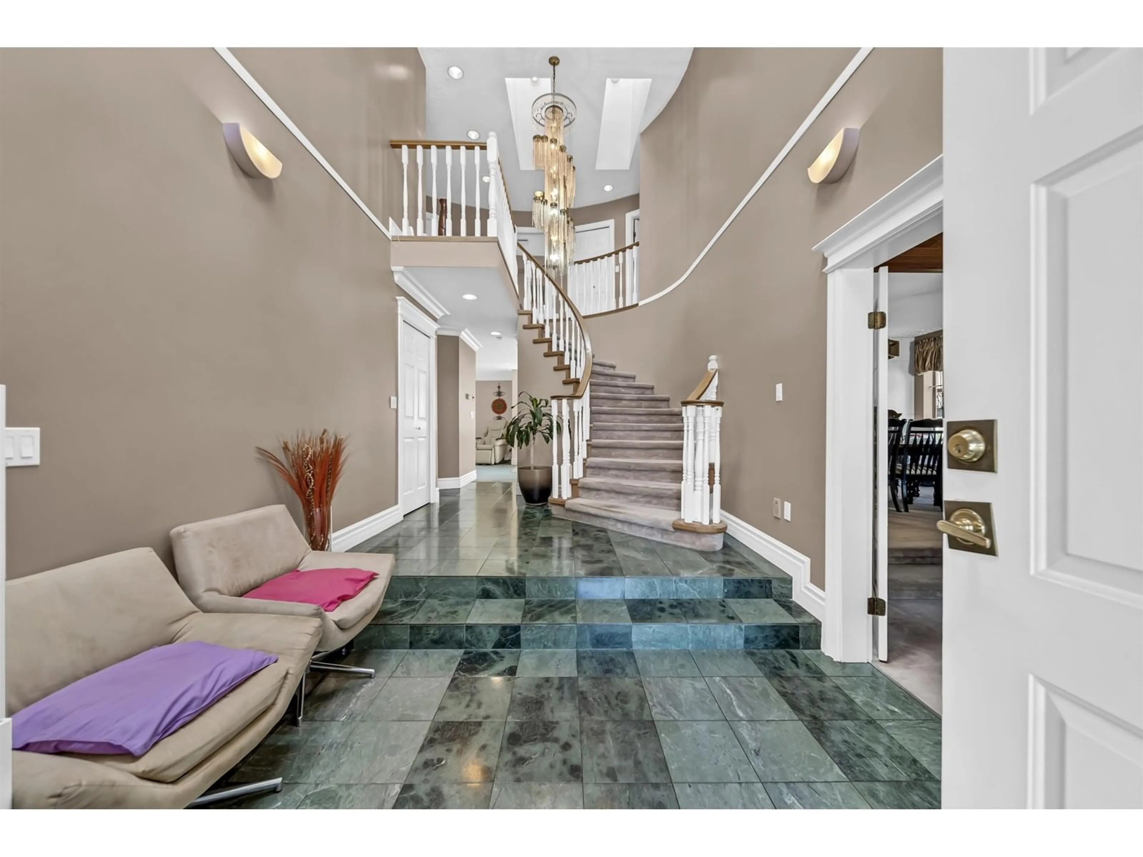 Indoor foyer for 10627 138A, Surrey British Columbia V3T4L2