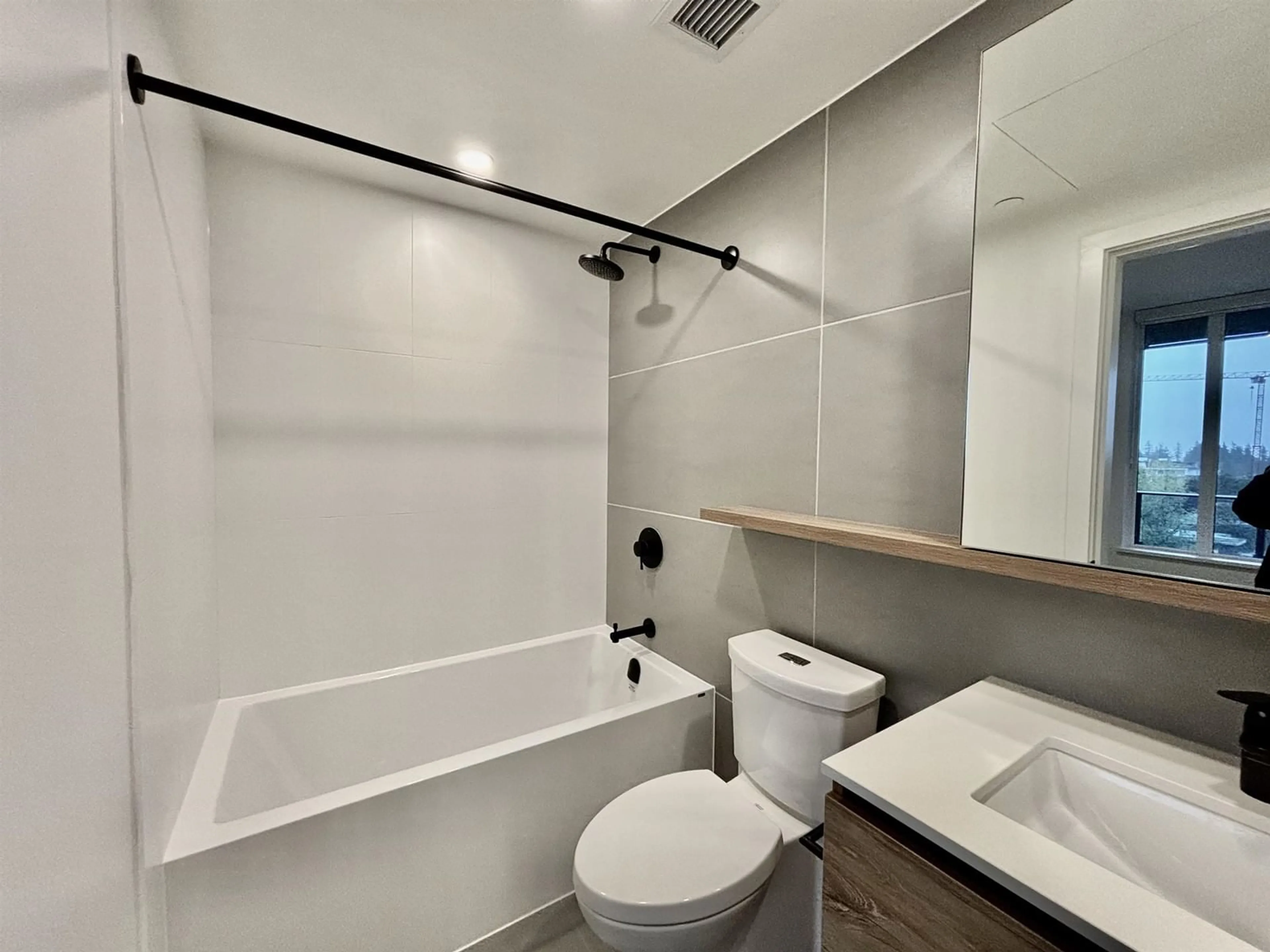 Standard bathroom for 911 10448 UNIVERSITY DRIVE, Surrey British Columbia V3T0S7