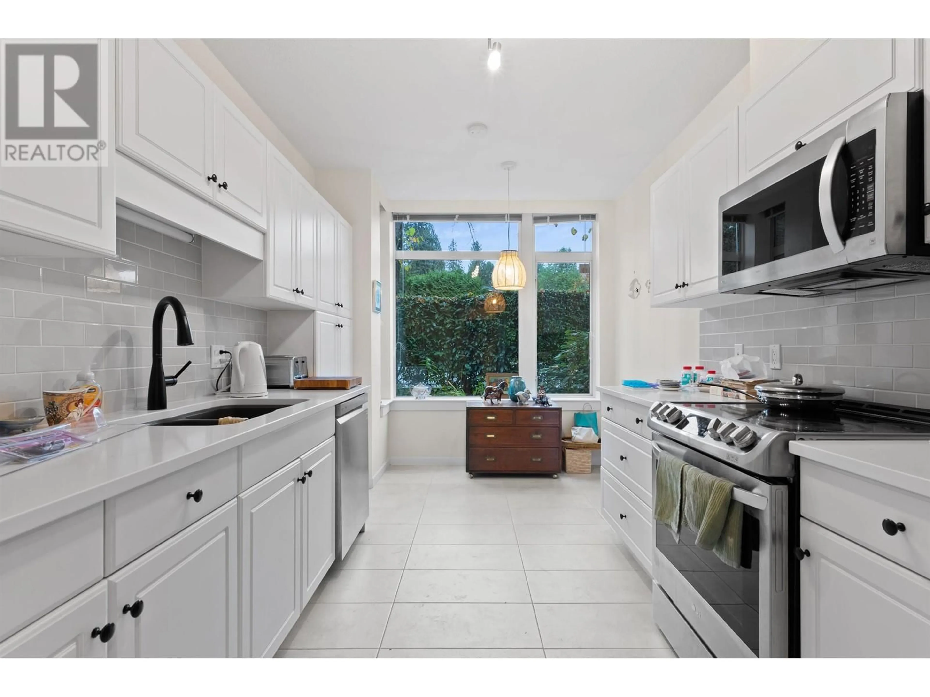 Standard kitchen, ceramic floors, cottage for 309 2271 BELLEVUE AVENUE, West Vancouver British Columbia V7V4X1