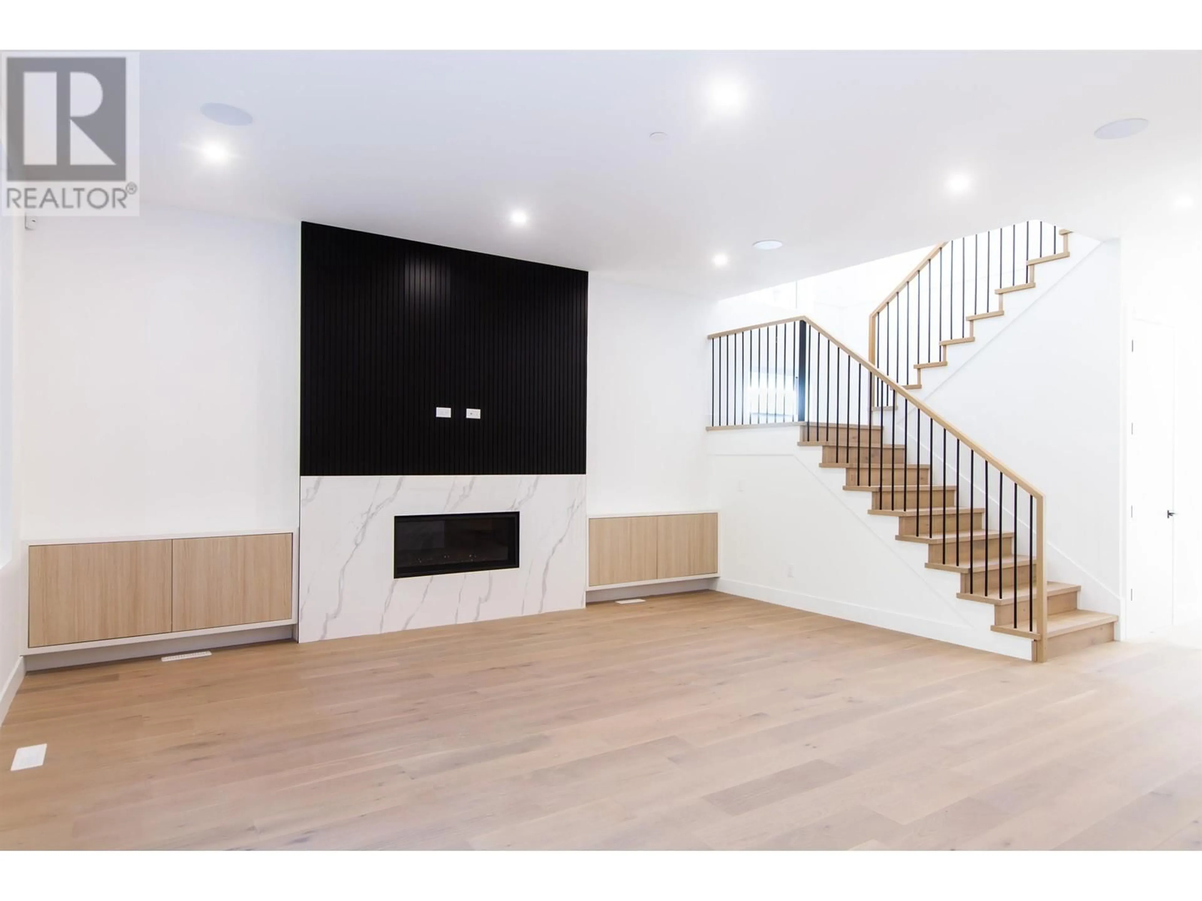 Living room, wood floors for 1034 RAVEN DRIVE, Squamish British Columbia V8B1A7