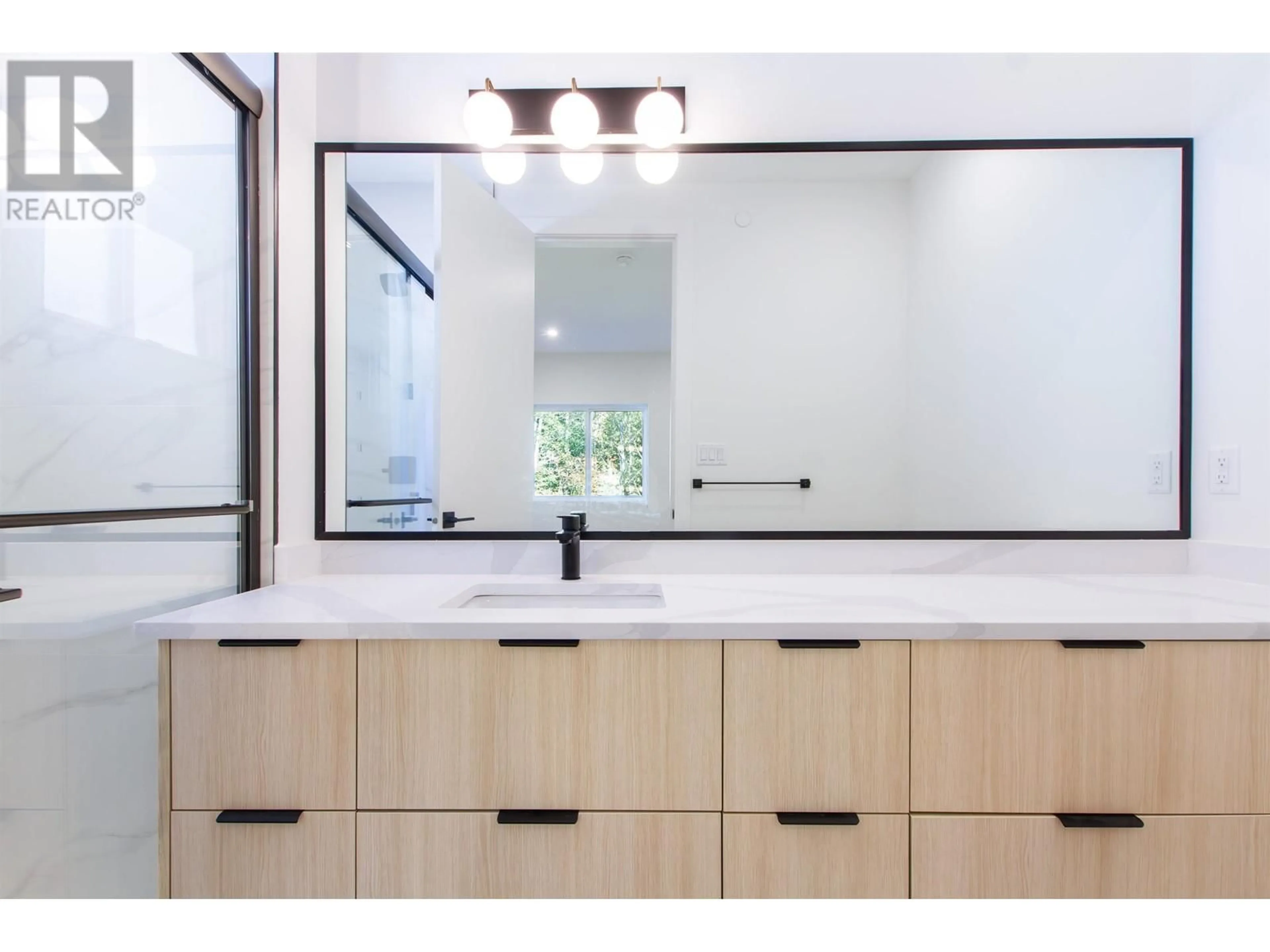 Contemporary bathroom, wood floors for 1034 RAVEN DRIVE, Squamish British Columbia V8B1A7