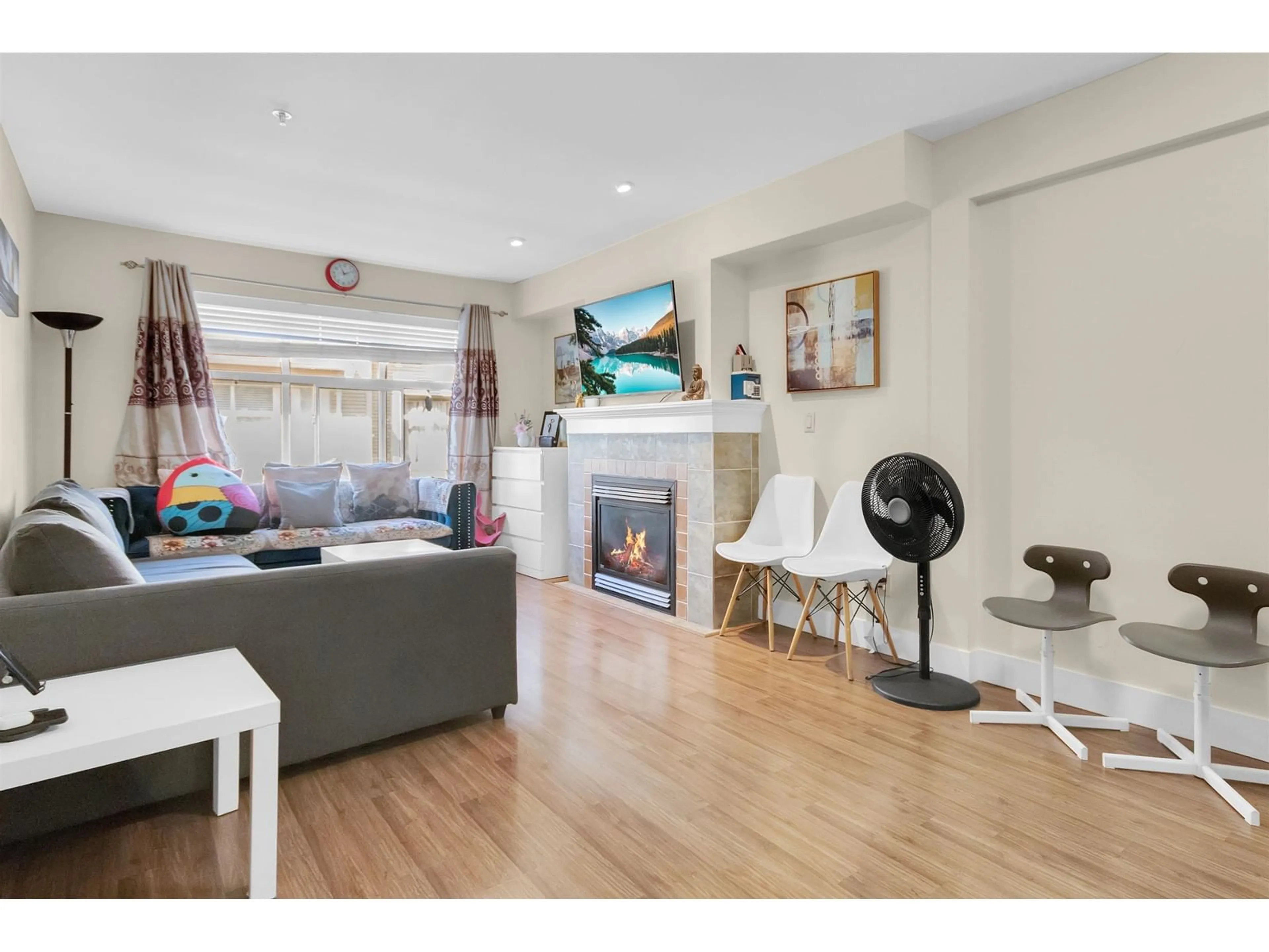 Living room, wood floors for 76 6450 199 STREET, Langley British Columbia V2Y2X1