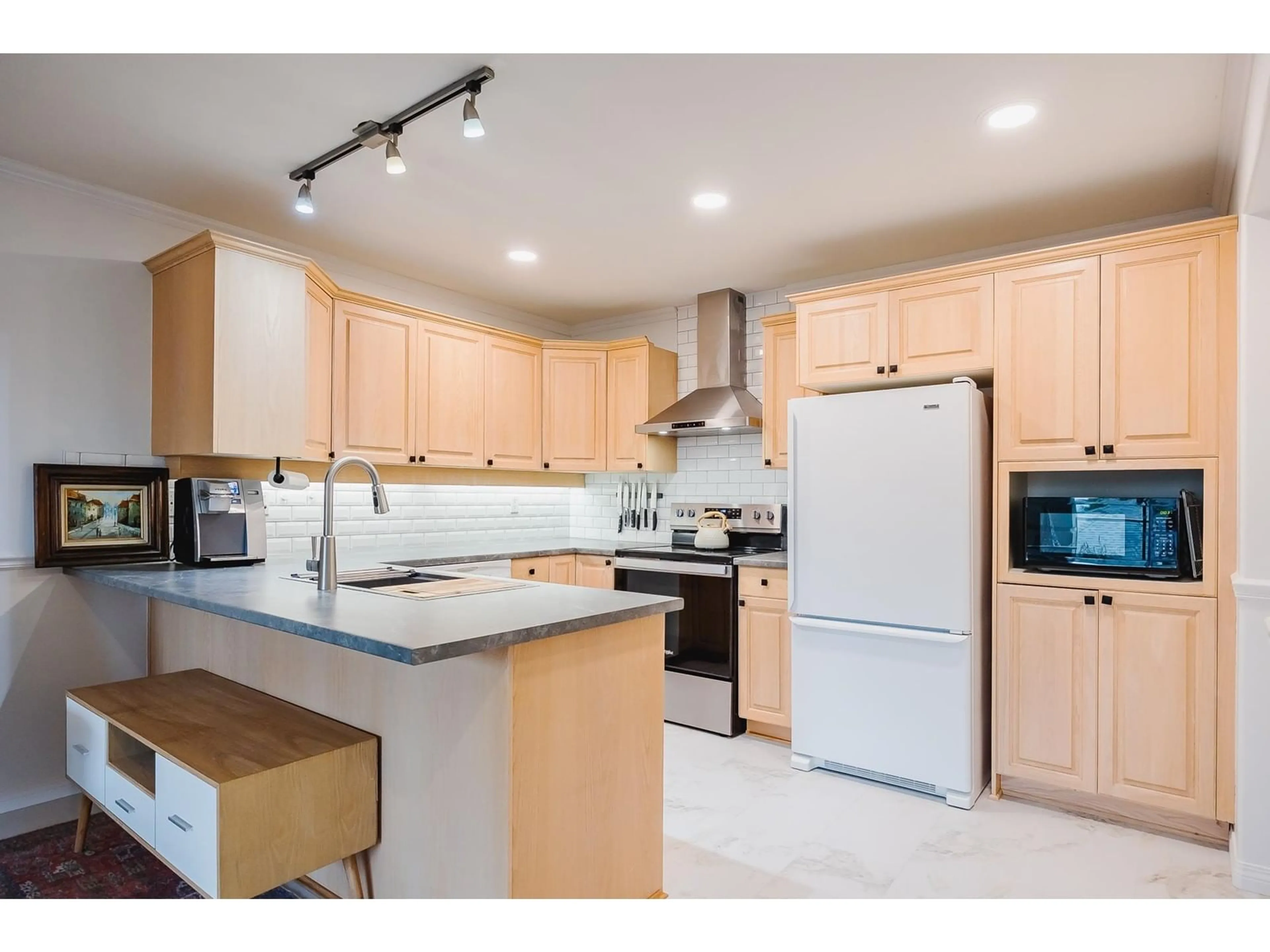 Standard kitchen, unknown for 7 - 4001 OLD CLAYBURN, Abbotsford British Columbia V3G1C5