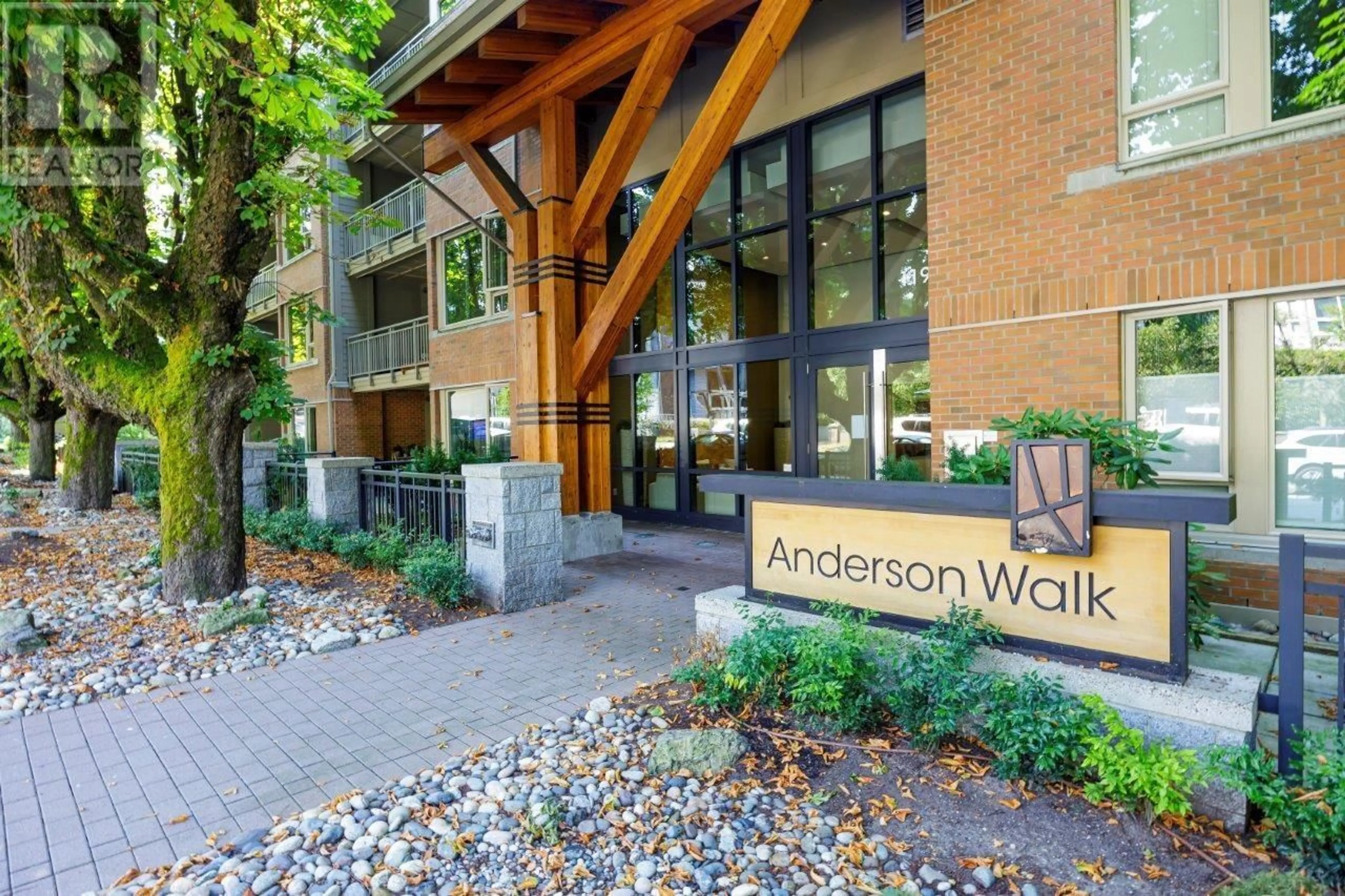 Indoor entryway for 126 119 W 22ND STREET, North Vancouver British Columbia V7M0B4