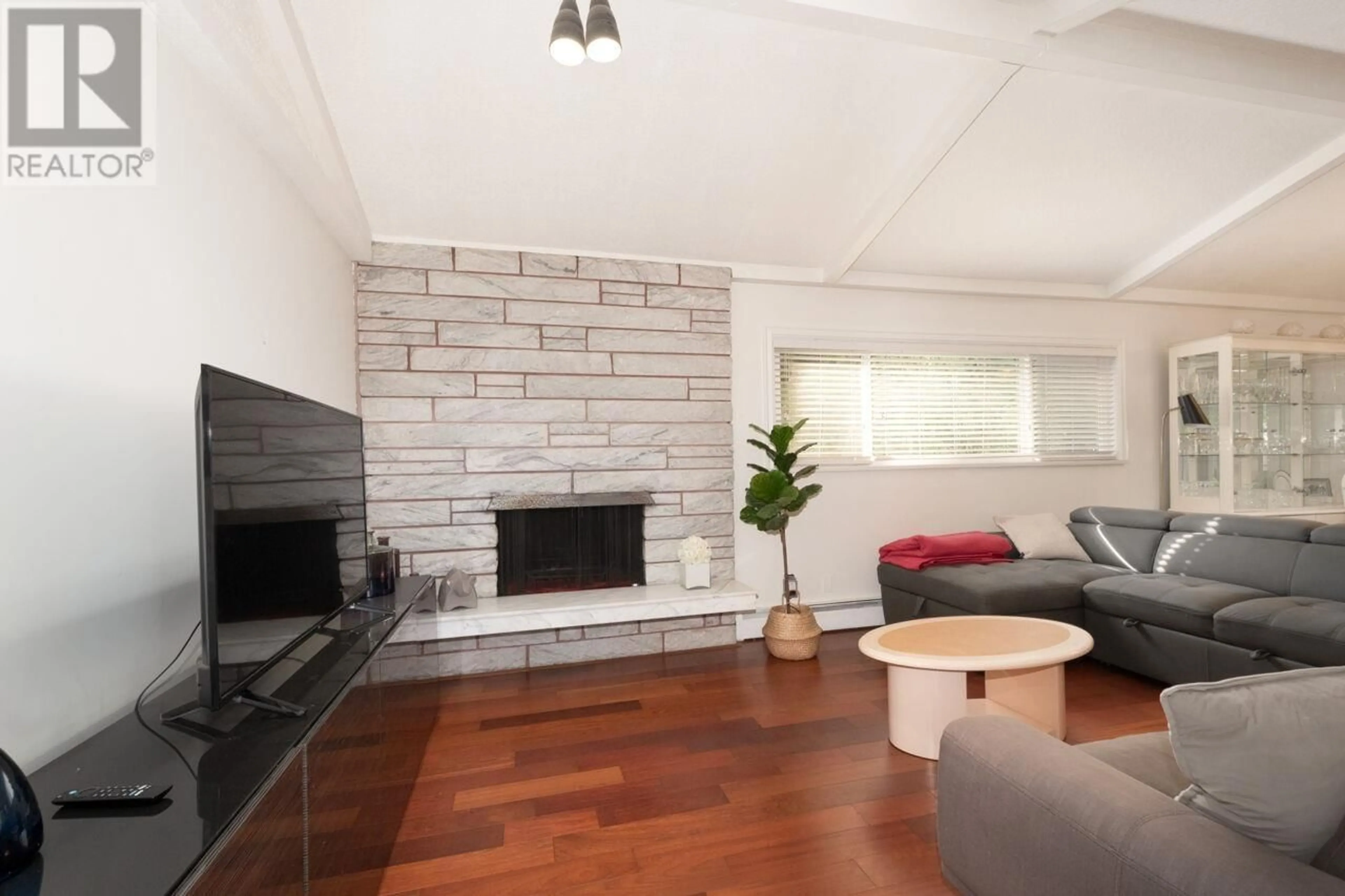 Living room, wood floors for 8240 MANSON DRIVE, Burnaby British Columbia V5A2C2