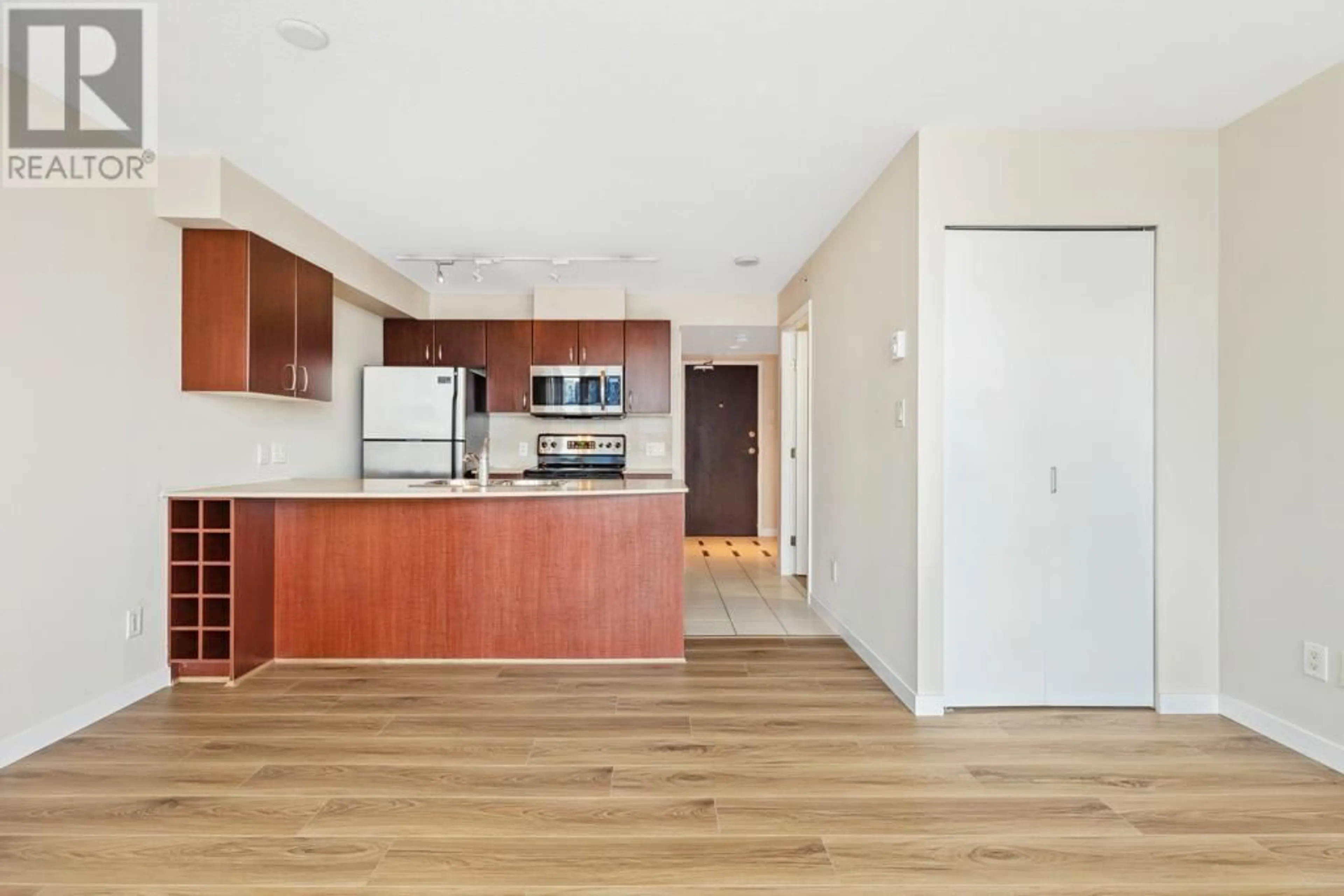 Standard kitchen, wood floors for 811 610 GRANVILLE STREET, Vancouver British Columbia V6C3T3