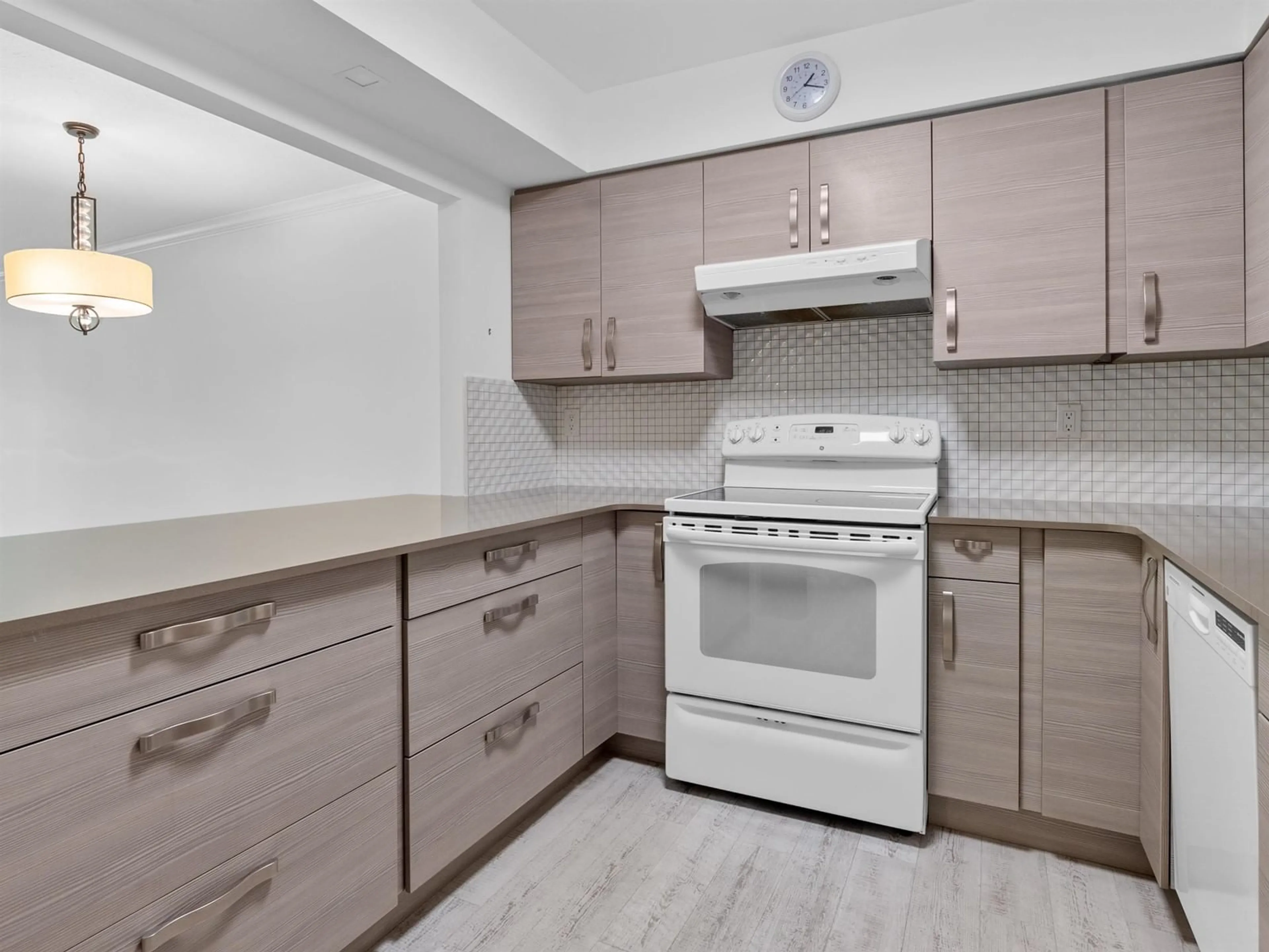 Standard kitchen, wood floors, cottage for 304 1531 MERKLIN STREET, White Rock British Columbia V4B4C6