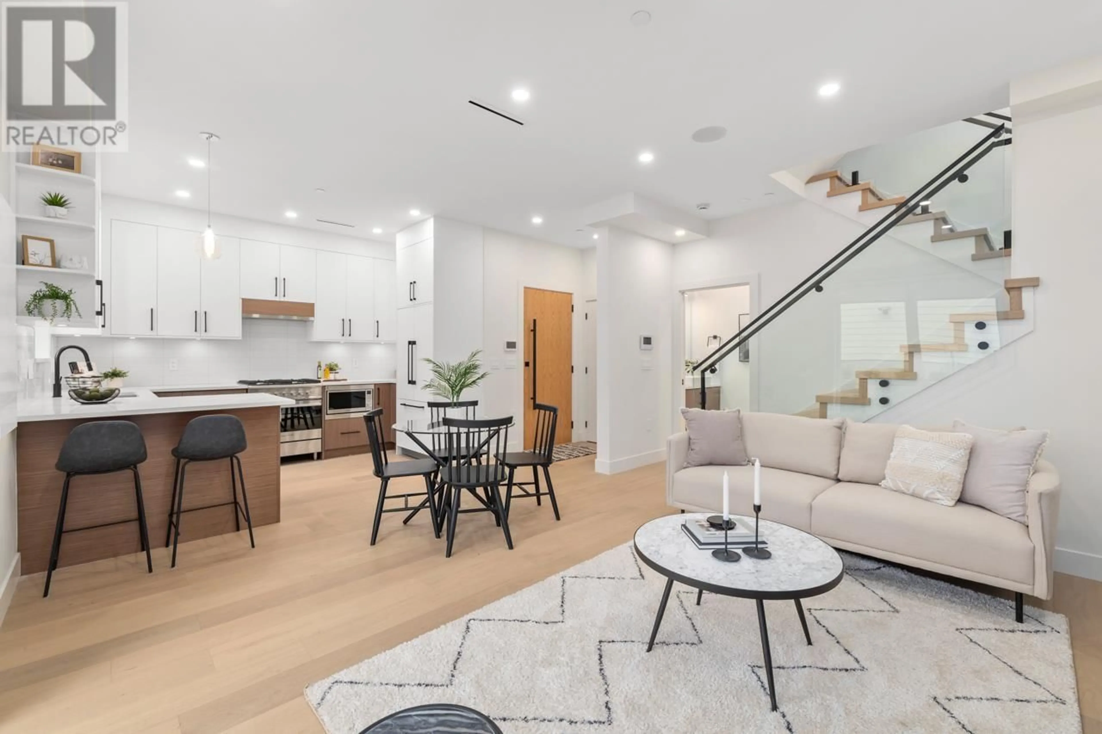 Living room, wood floors for 2 736 E 32ND AVENUE, Vancouver British Columbia V5V2Y6