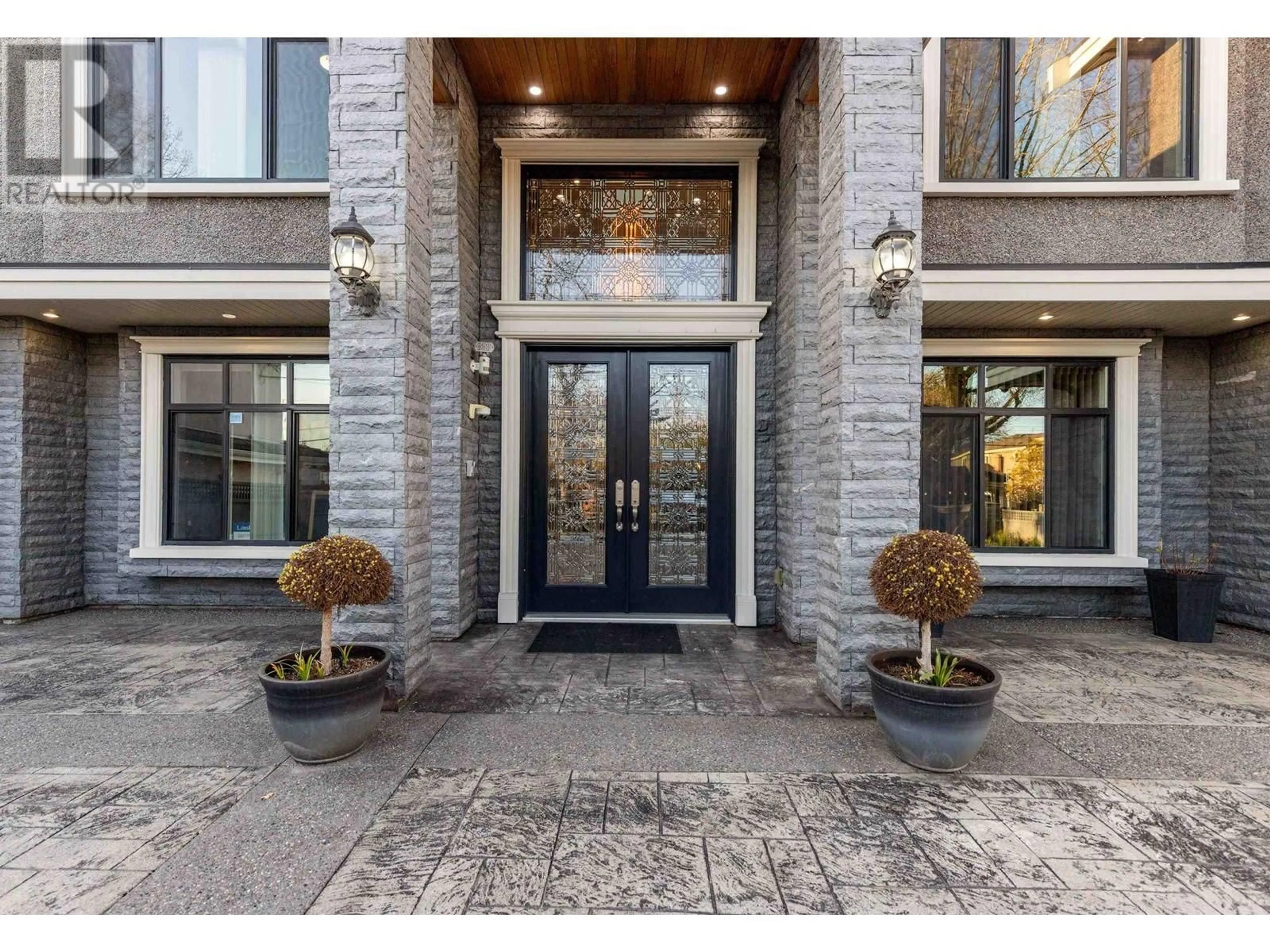 Indoor entryway, wood floors for 10711 CAITHCART ROAD, Richmond British Columbia V6X1N3