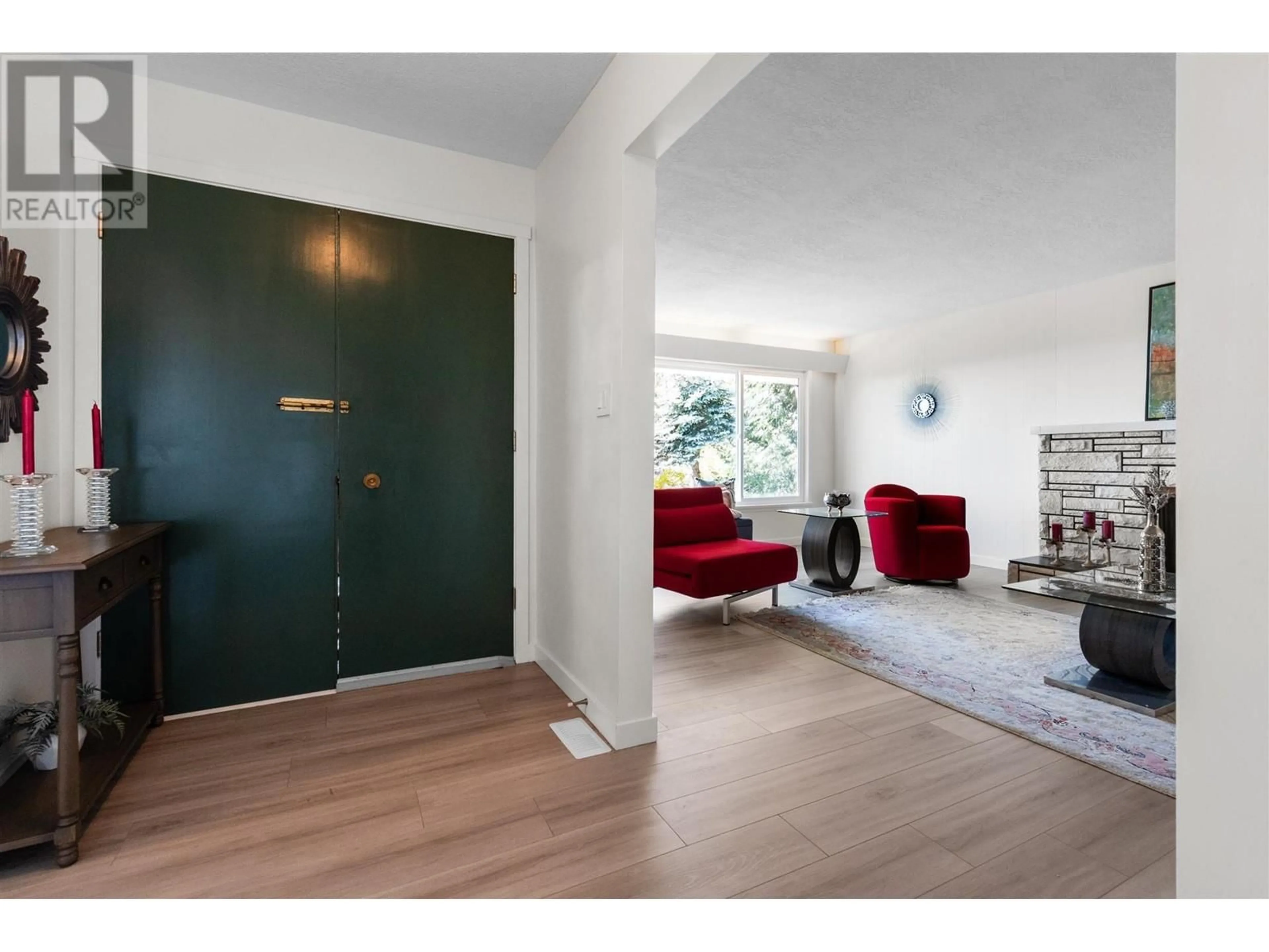 Indoor entryway, wood floors for 1895 ROSEBERY AVENUE, West Vancouver British Columbia V7V2Z5