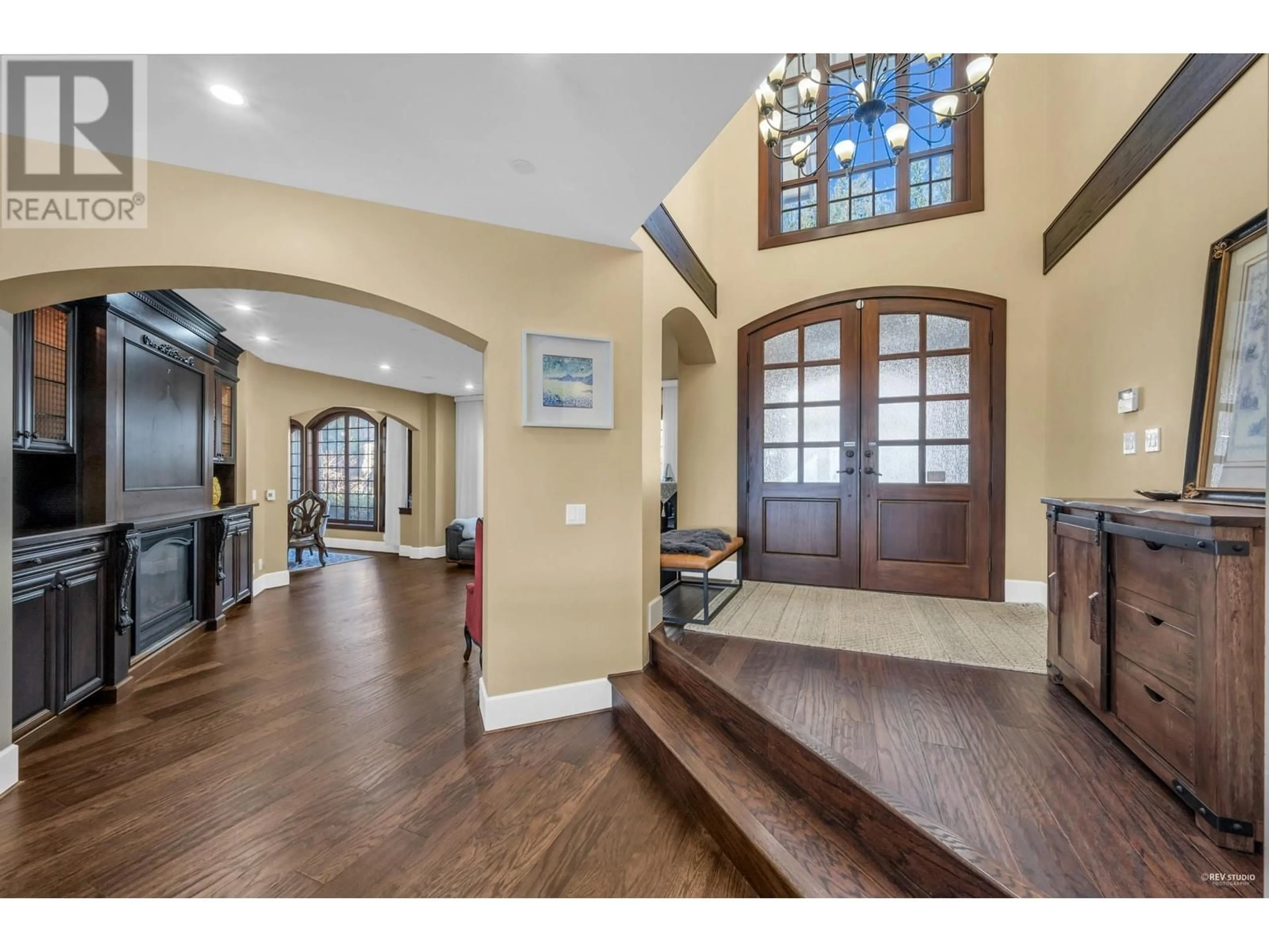 Indoor entryway, wood floors for 2336 KADLEC COURT, West Vancouver British Columbia V7S3K3