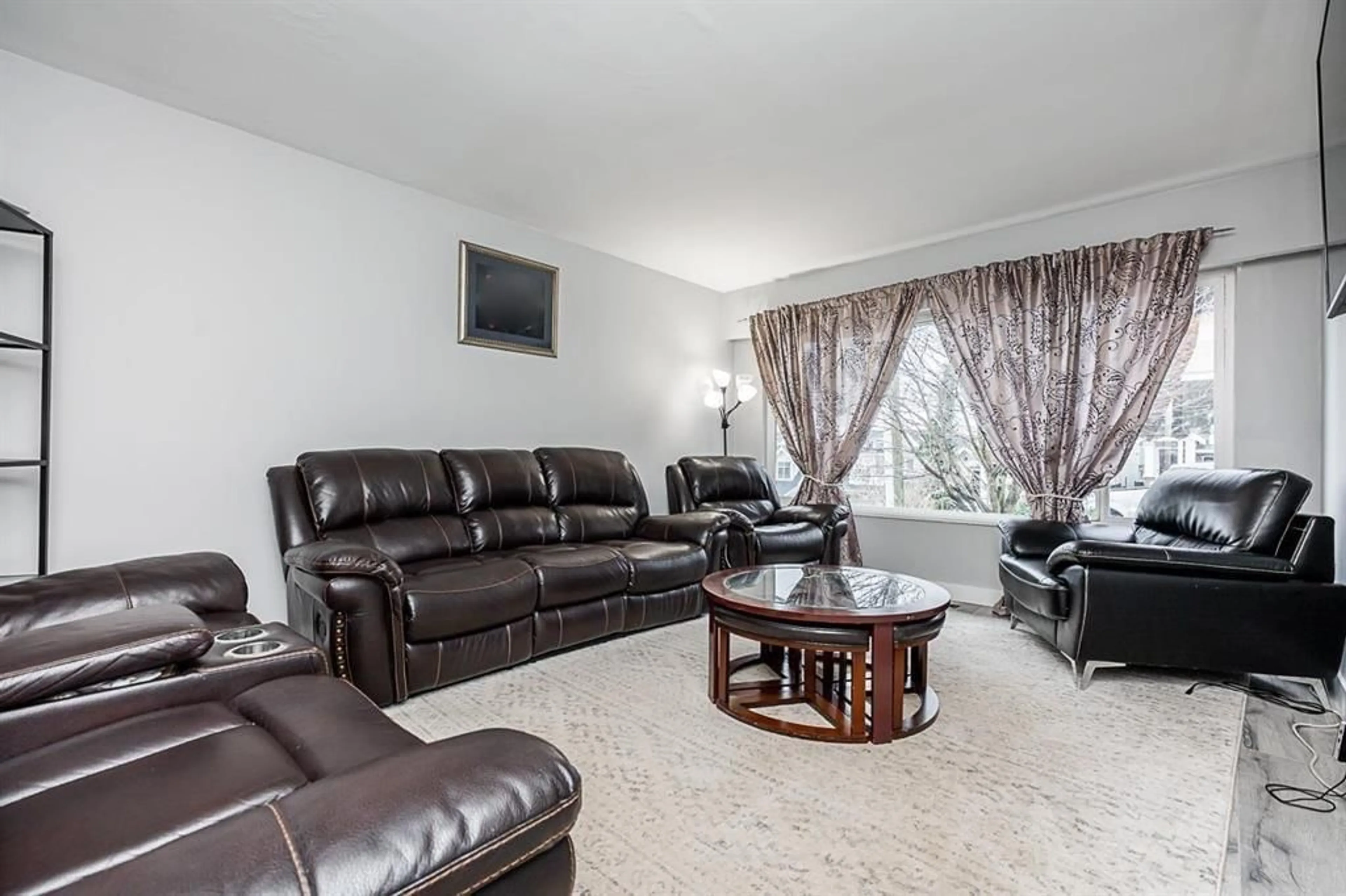 Living room, wood floors for 972 KENT STREET, White Rock British Columbia V4B4T1