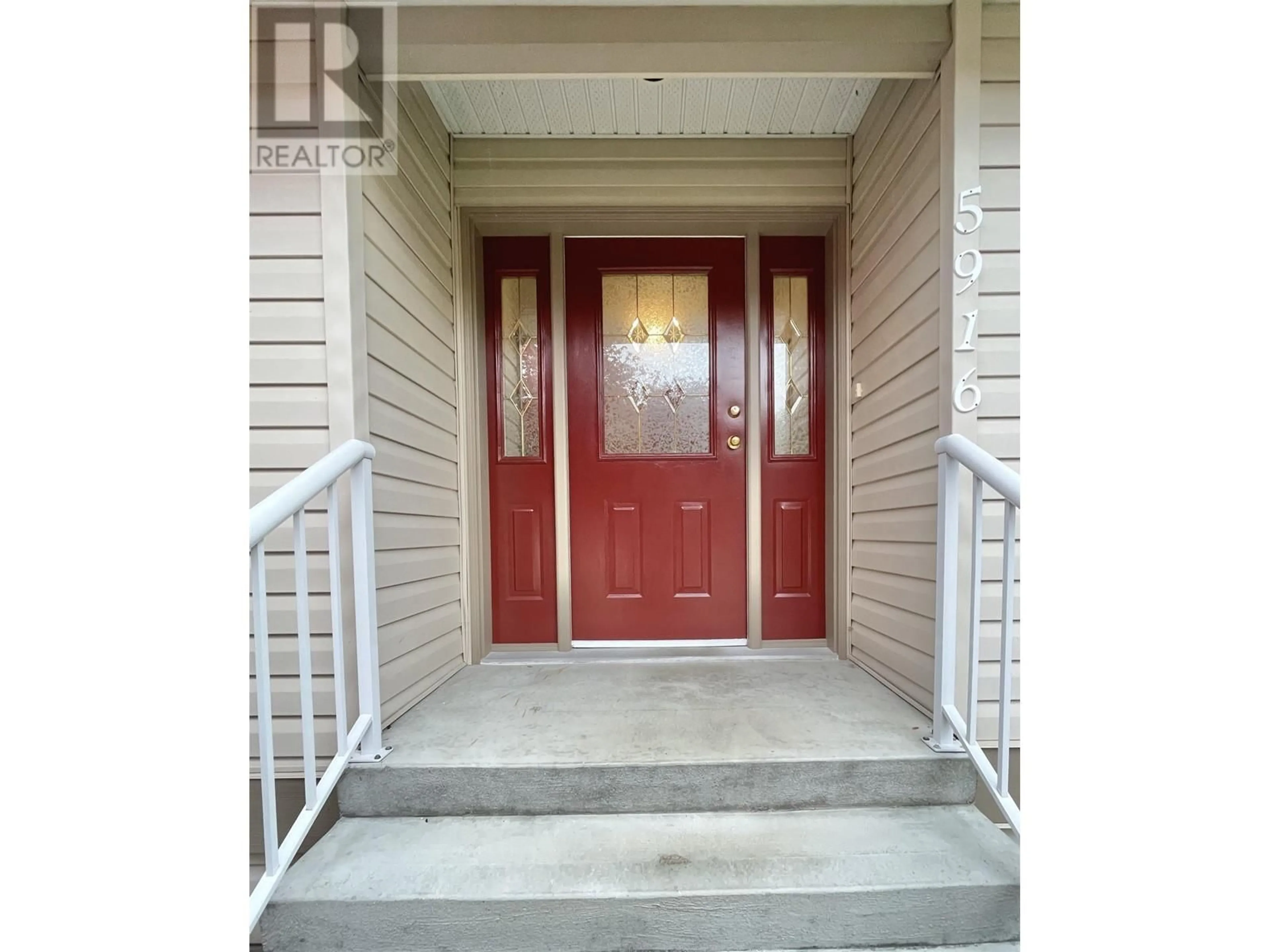 Indoor foyer, cement floor for 5916 ST. ANDREWS PLACE, Sechelt British Columbia V7Z0L7