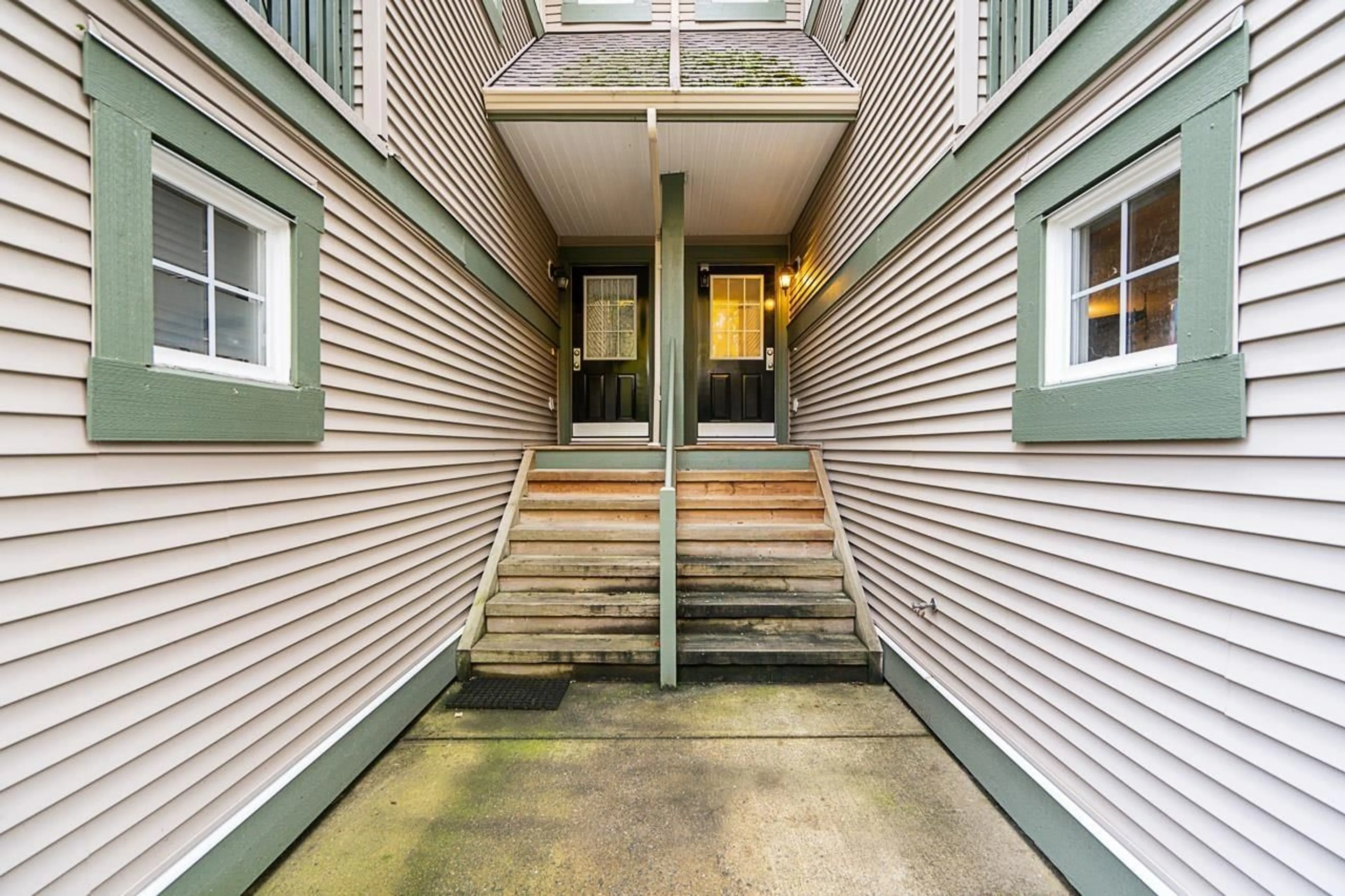 Indoor foyer, wood floors for 76 6050 166 STREET, Surrey British Columbia V3S0X2