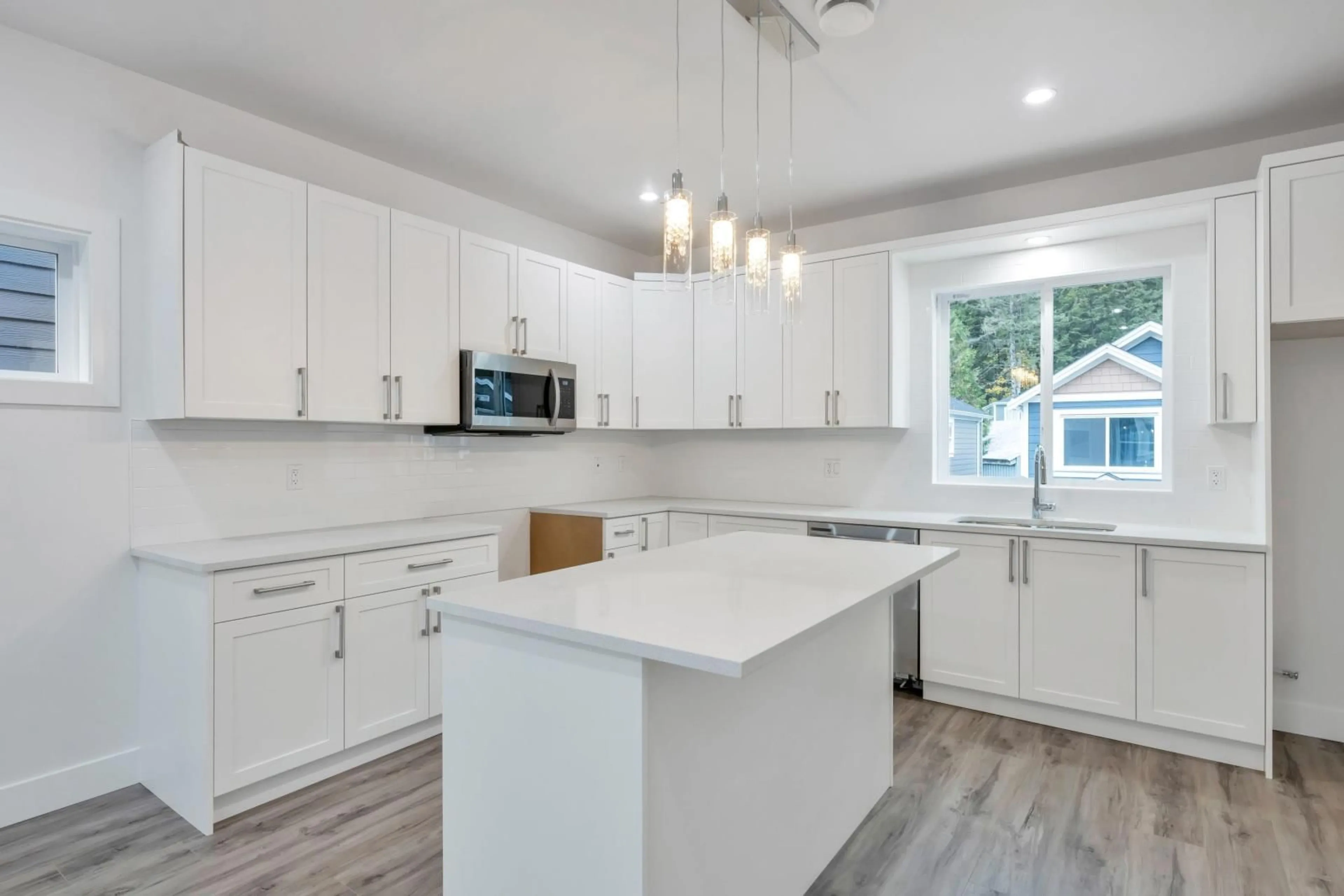 Open concept kitchen for 34 750 HOT SPRINGS ROAD|Harrison Hot Spr, Harrison Hot Springs British Columbia V0M1K0