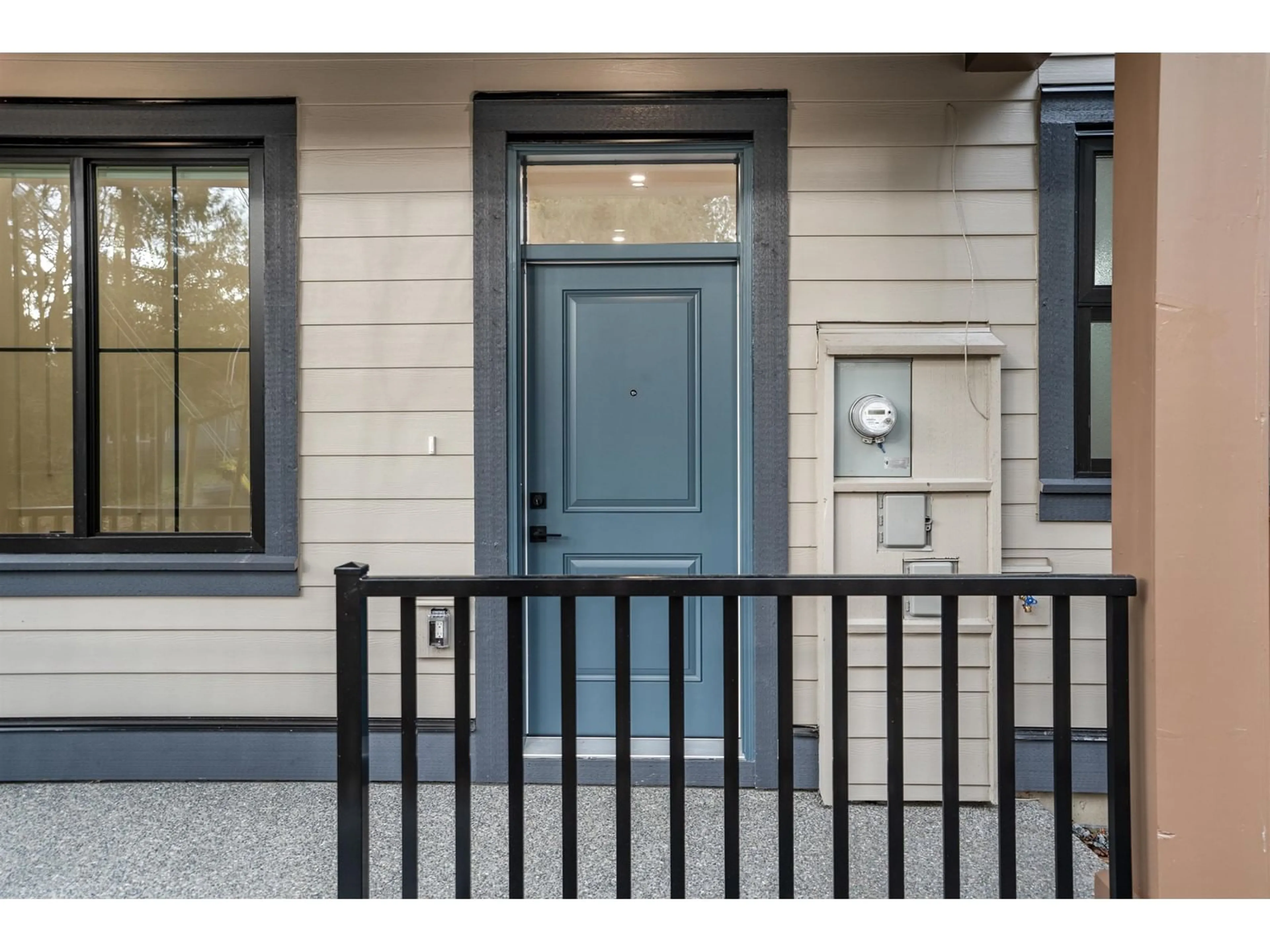 Indoor entryway, wood floors for 20483 74B AVENUE, Langley British Columbia V2Y3S8