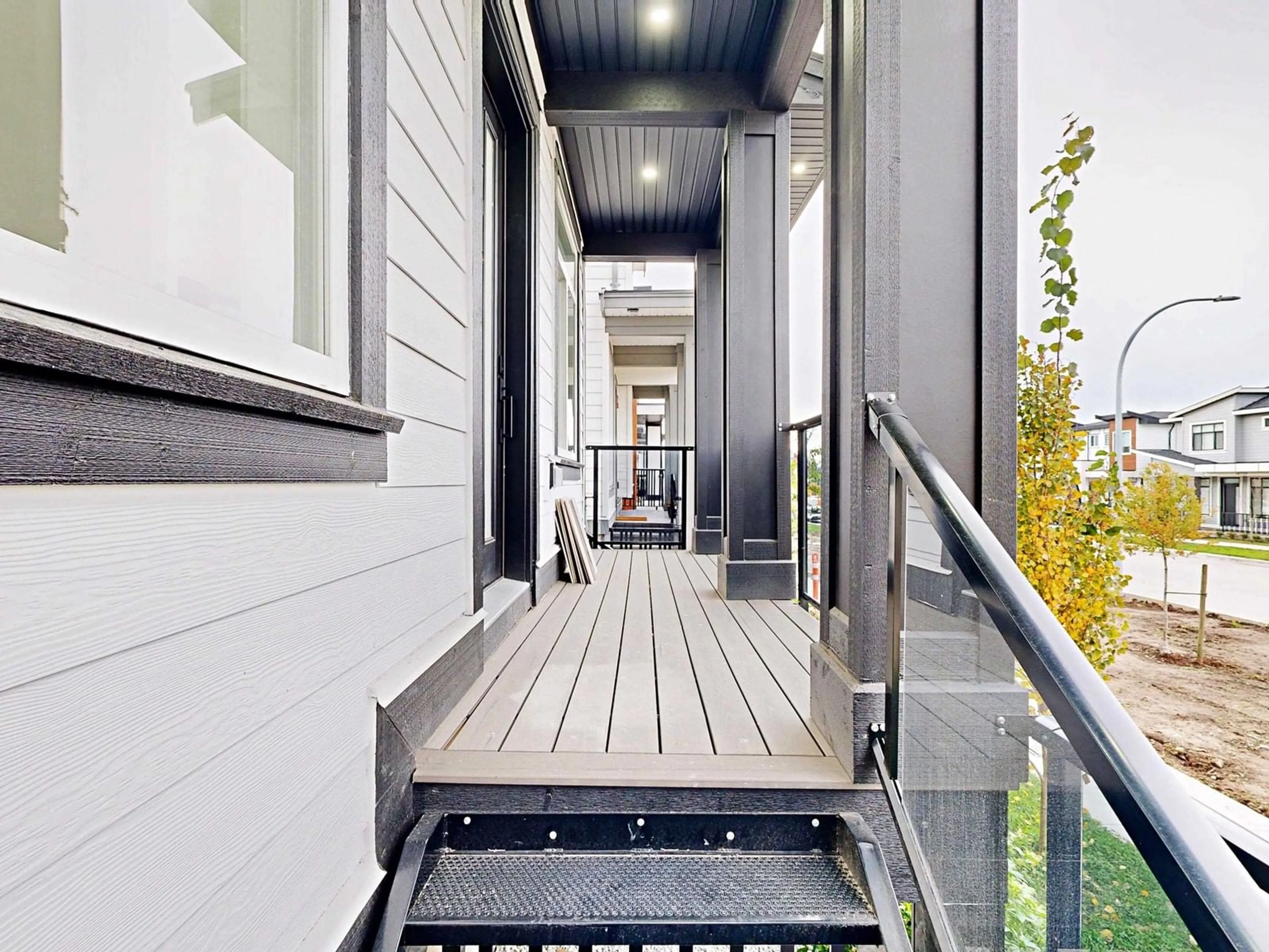 Indoor entryway, wood floors for 16717 15A AVENUE, Surrey British Columbia V3S9X7