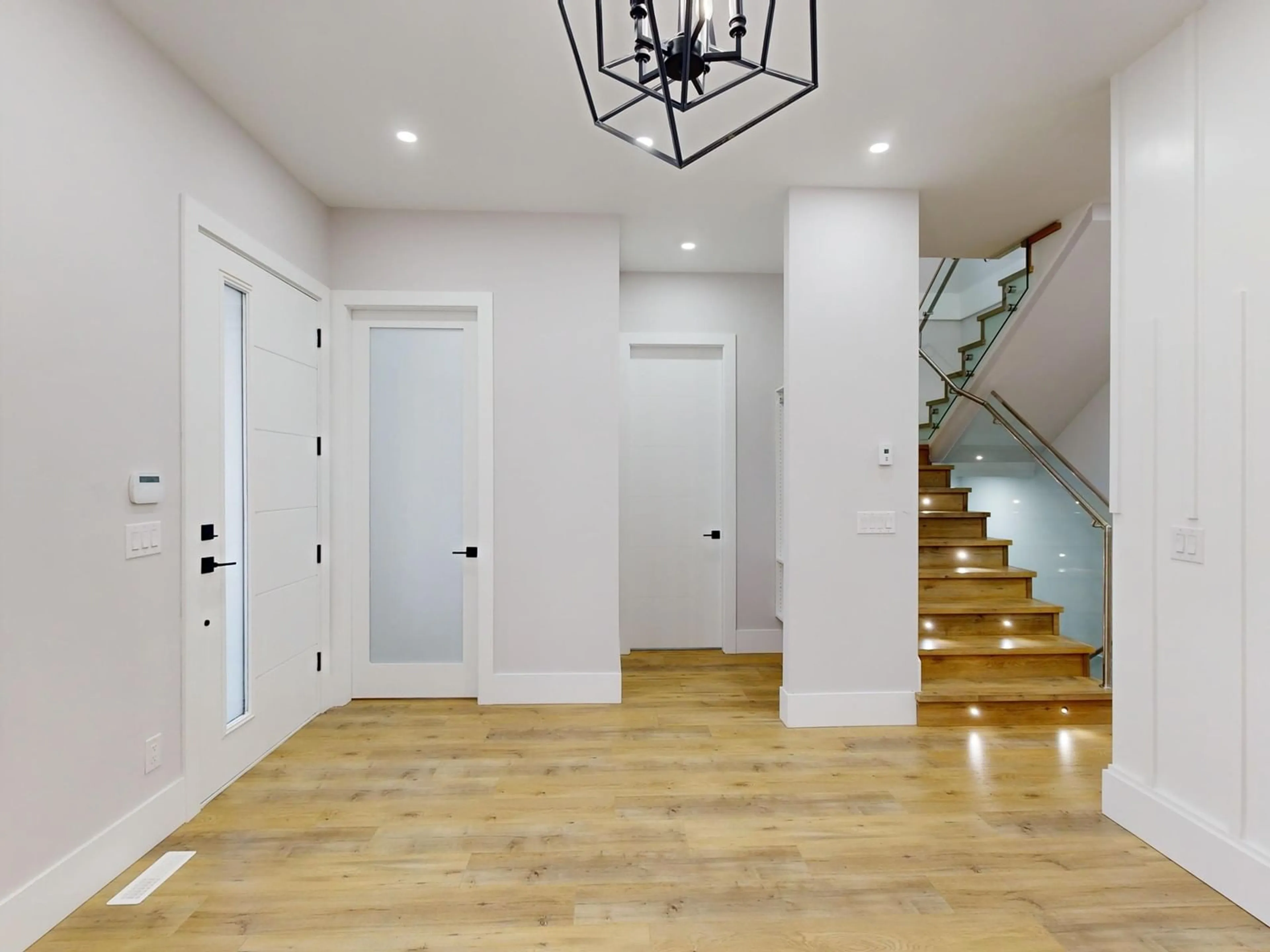 Indoor entryway, wood floors for 16717 15A AVENUE, Surrey British Columbia V3S9X7