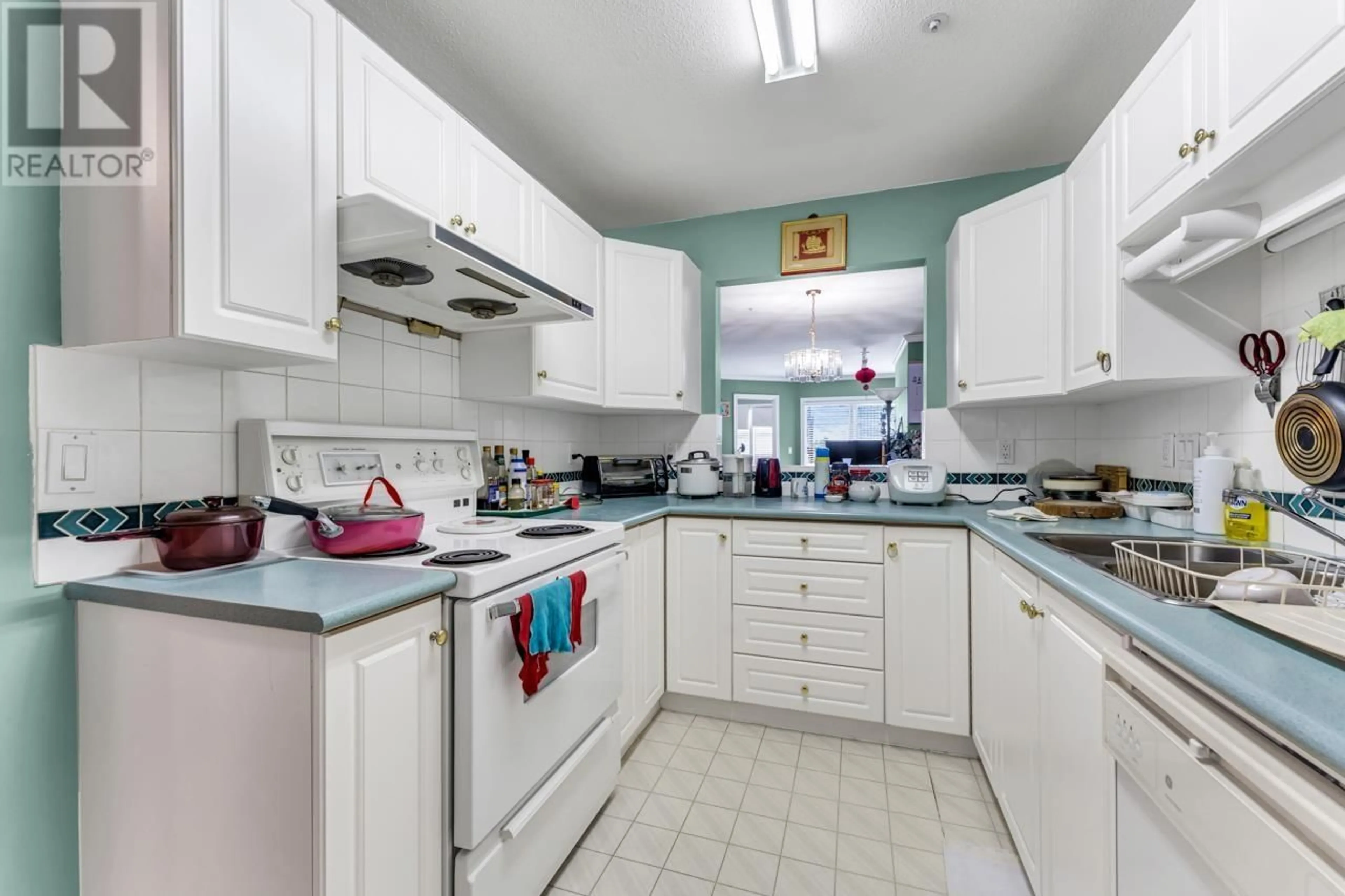 Standard kitchen, cottage for 406 1958 E 47TH AVENUE, Vancouver British Columbia V5P3X5