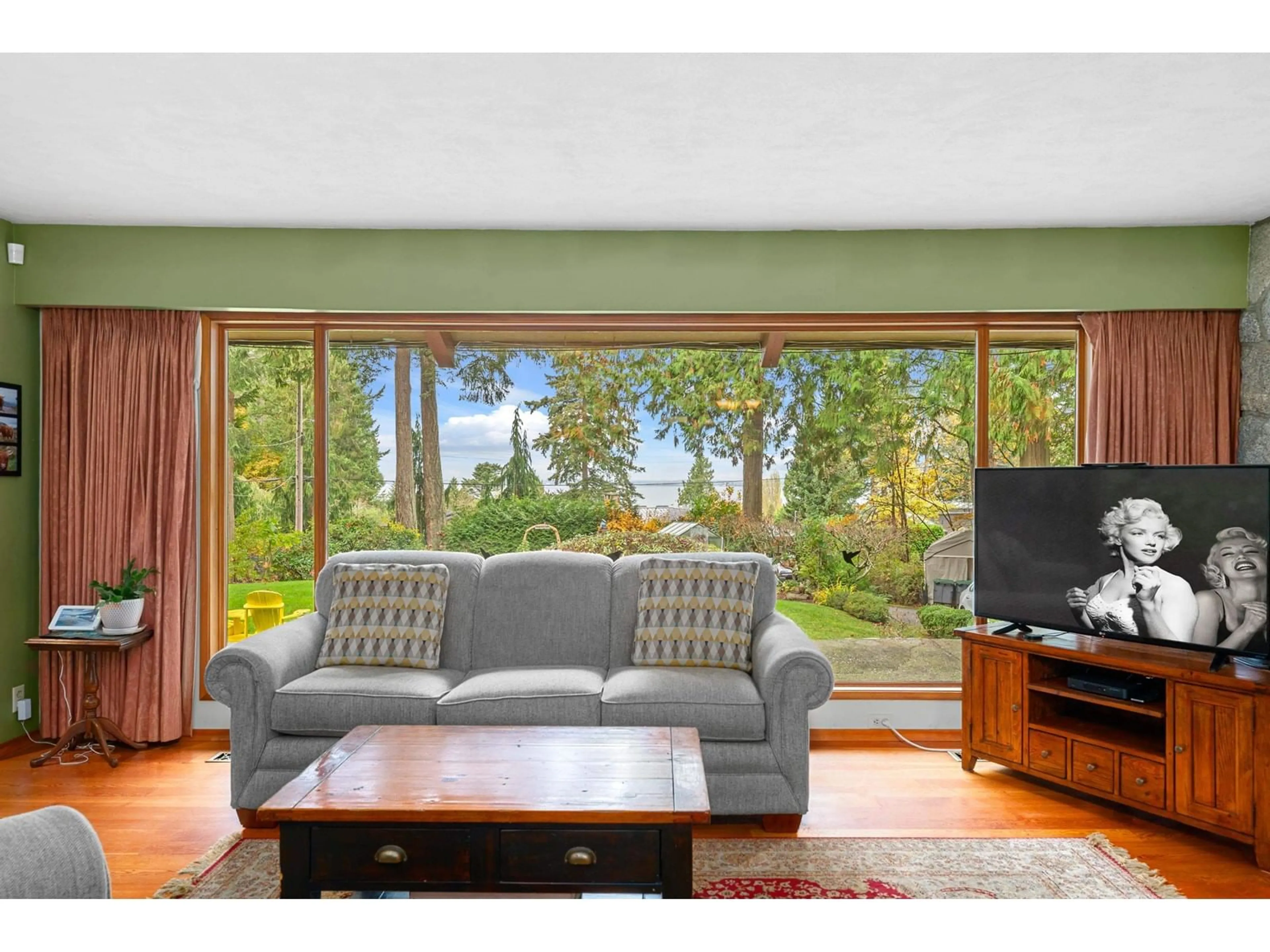 Living room, wood floors for 2574 CRESCENT DRIVE, Surrey British Columbia V4A3K2