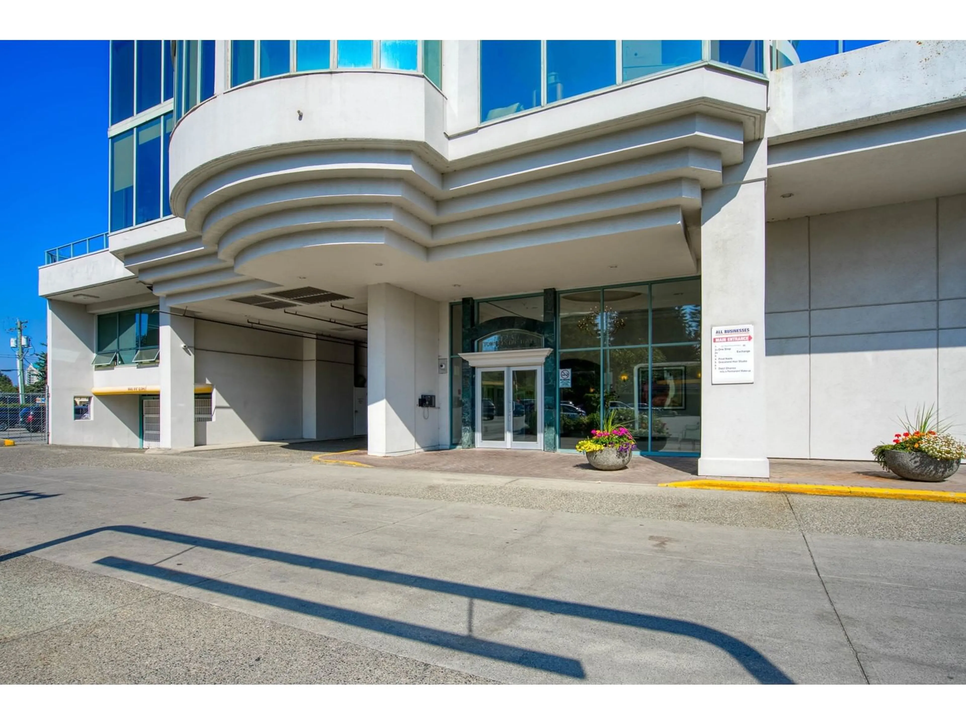 Indoor foyer for 402 32330 SOUTH FRASER WAY, Abbotsford British Columbia V2T1X1