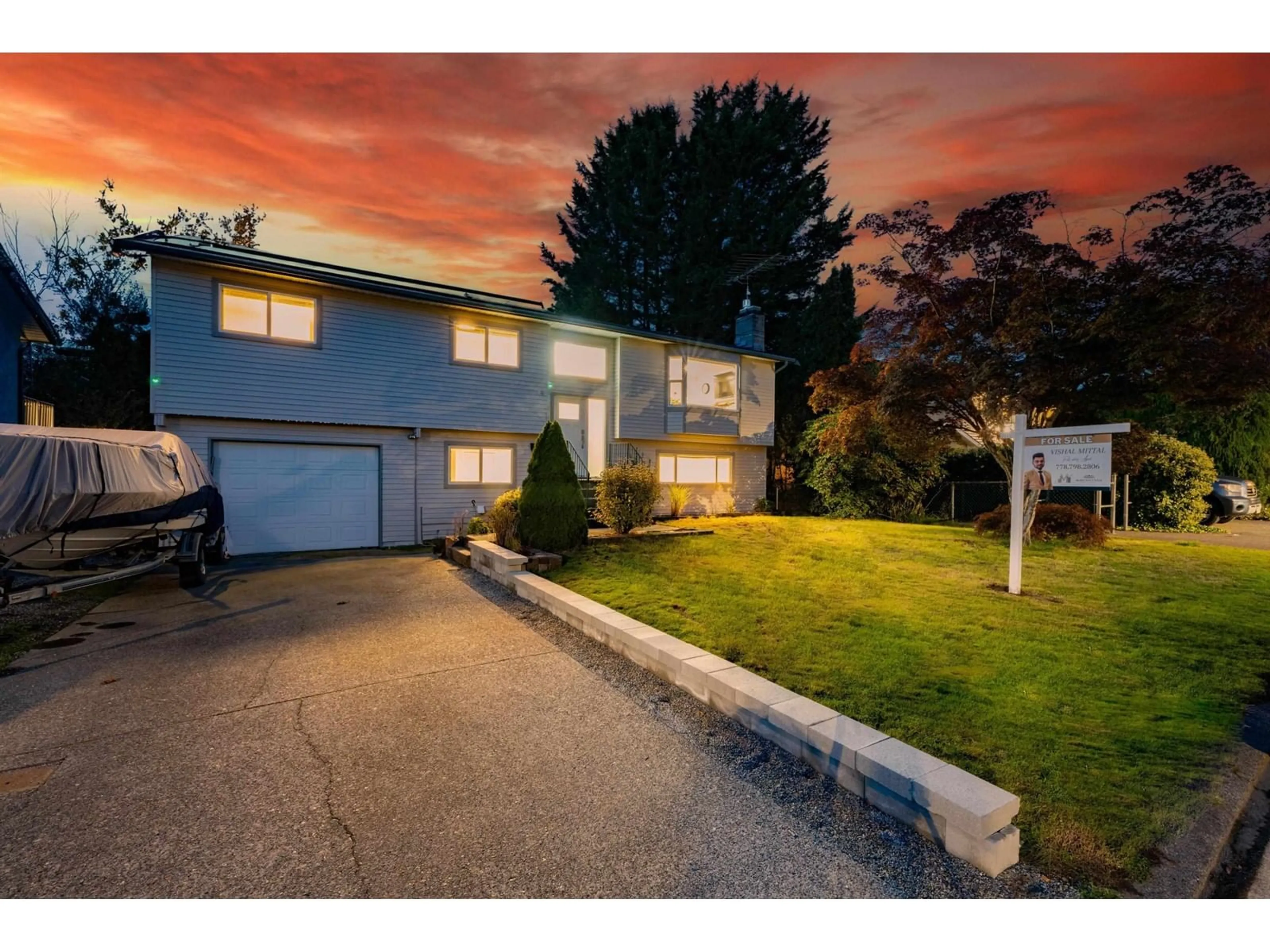 Frontside or backside of a home, the fenced backyard for 34623 SOMERSET AVENUE, Abbotsford British Columbia V2S6N1