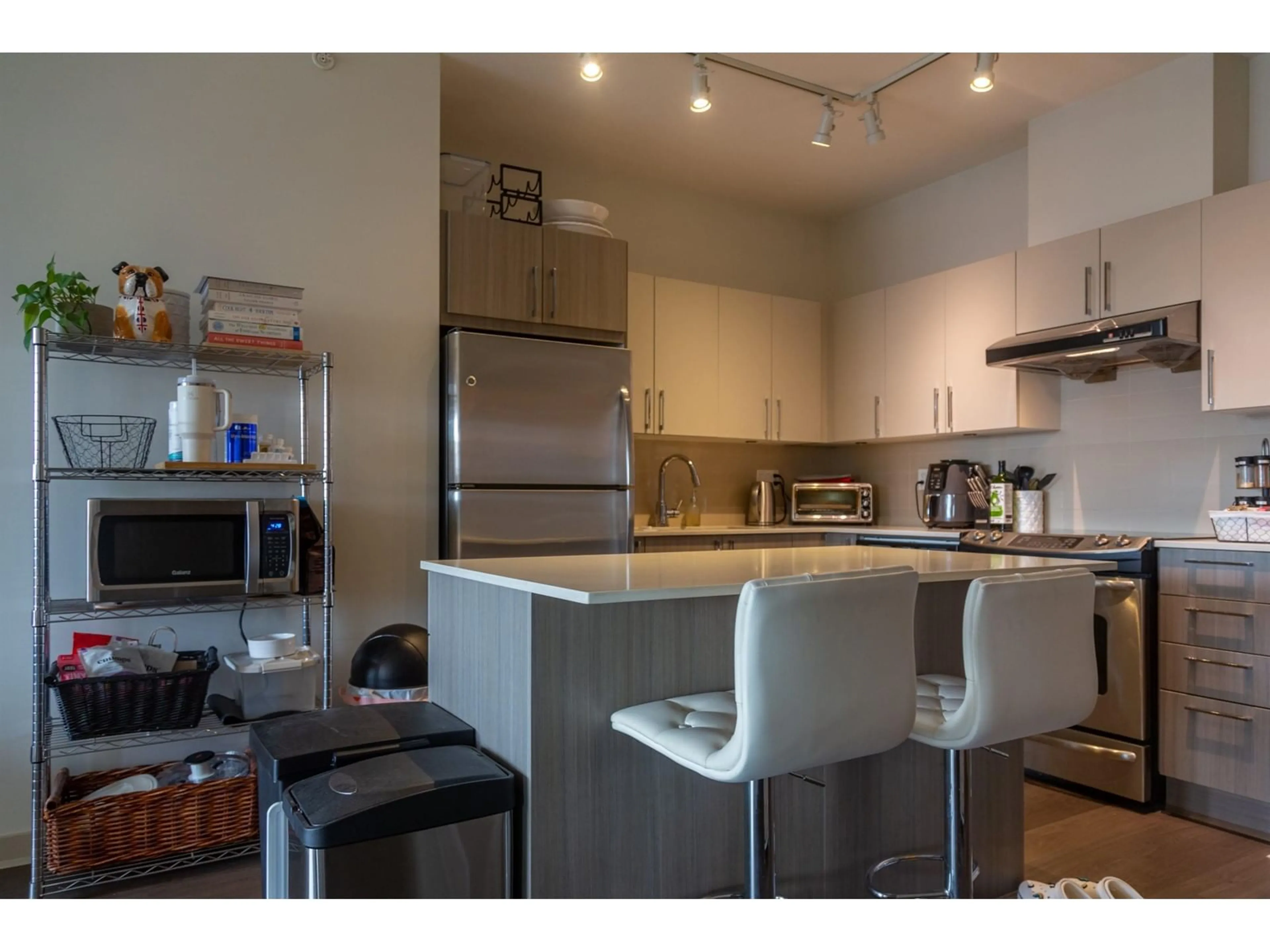 Open concept kitchen for 509 8695 160 STREET, Surrey British Columbia V4N6L6