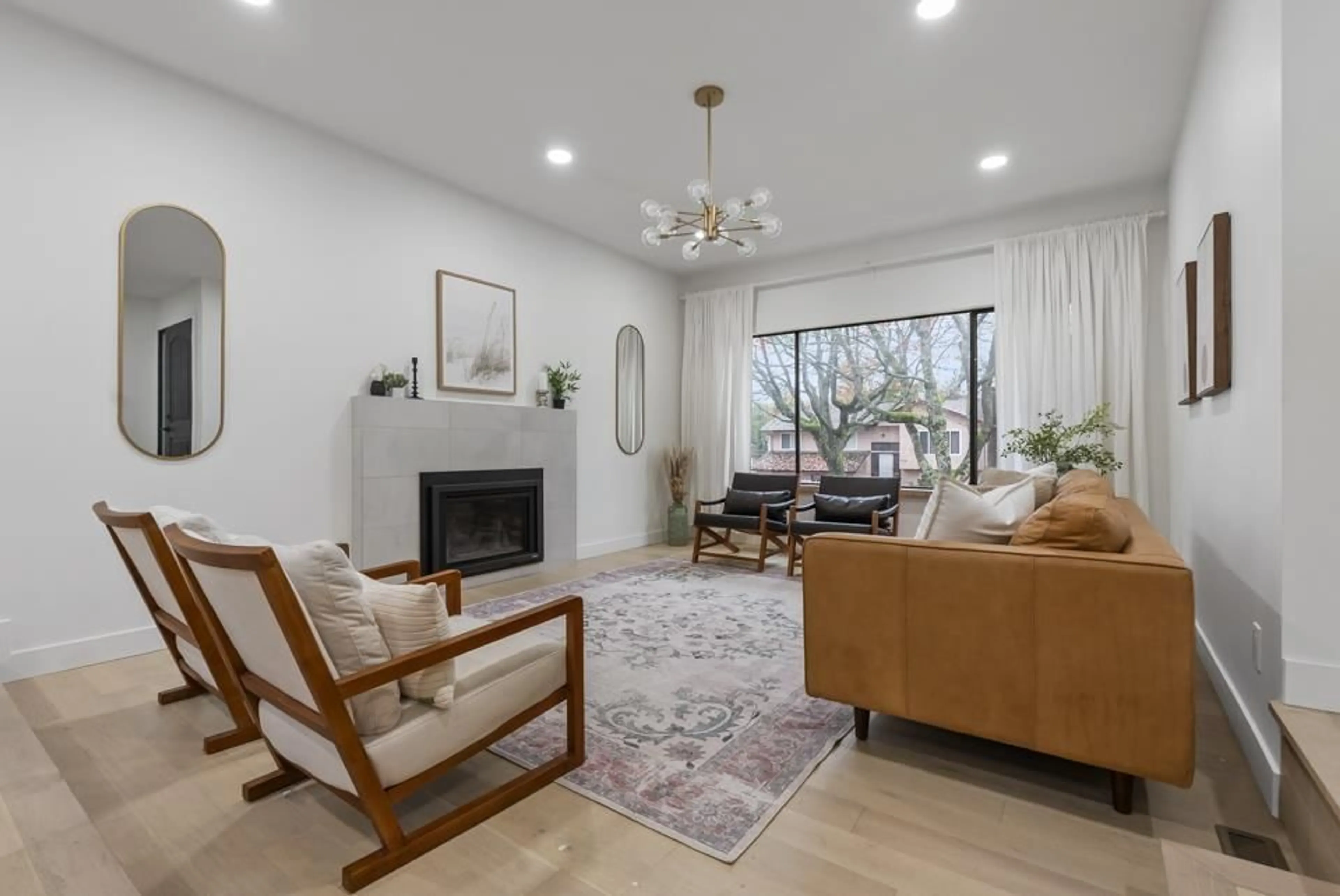 Living room, wood floors for 14041 88A AVENUE, Surrey British Columbia V3V7H4