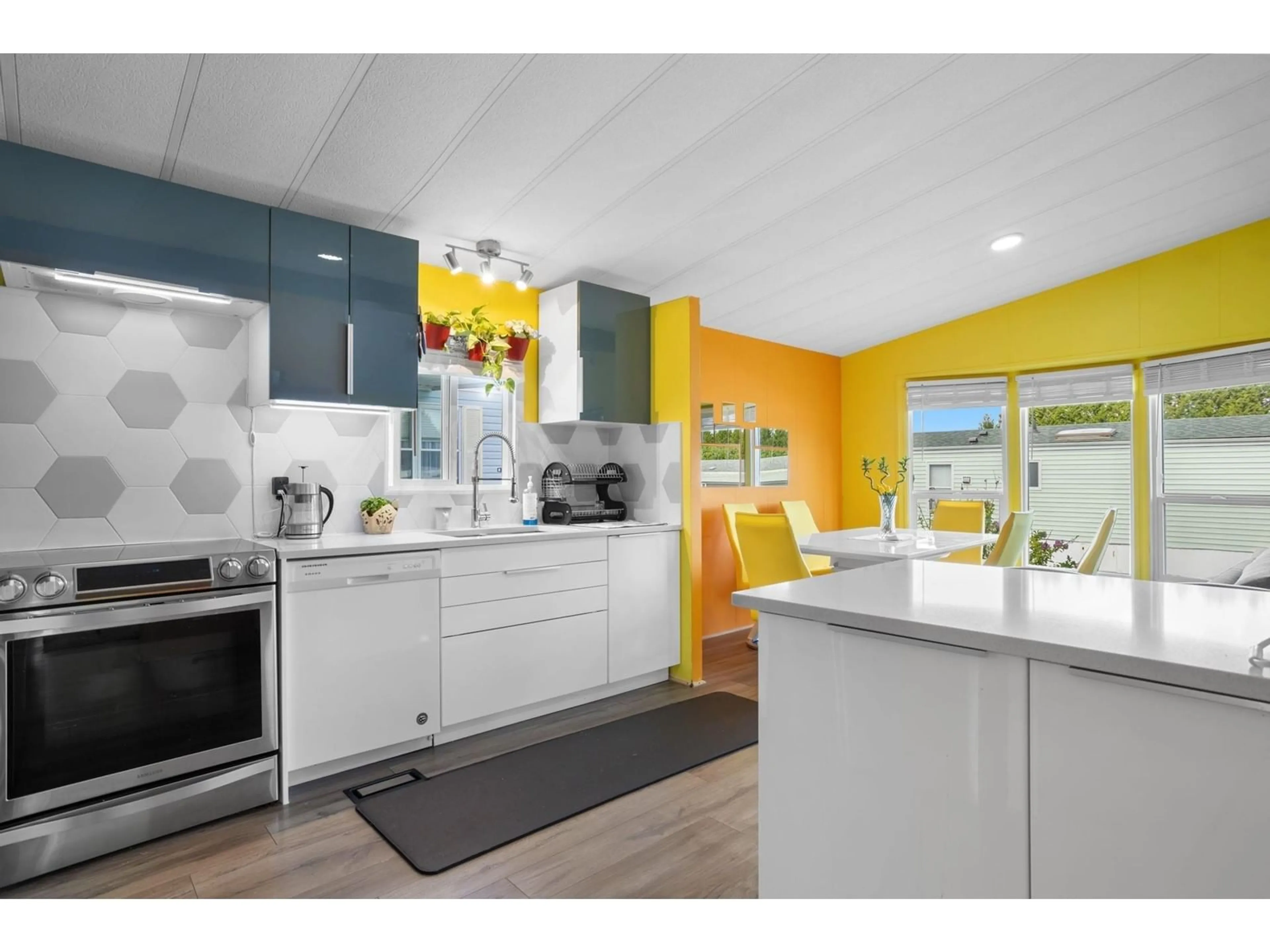 Open concept kitchen, unknown for 21 - 13507 81, Surrey British Columbia V3W3C6