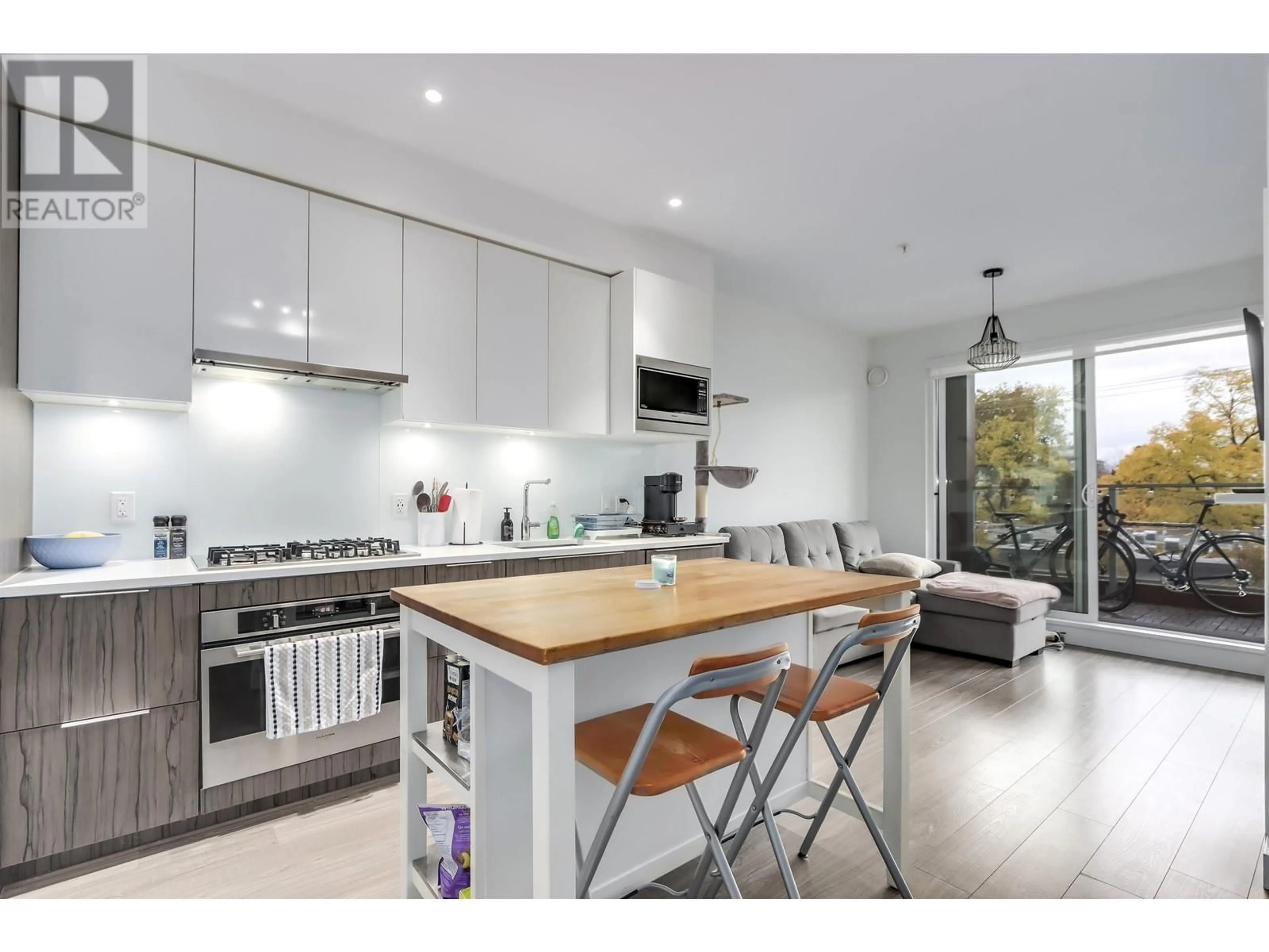 Open concept kitchen for 302 379 E BROADWAY, Vancouver British Columbia V5T1W6