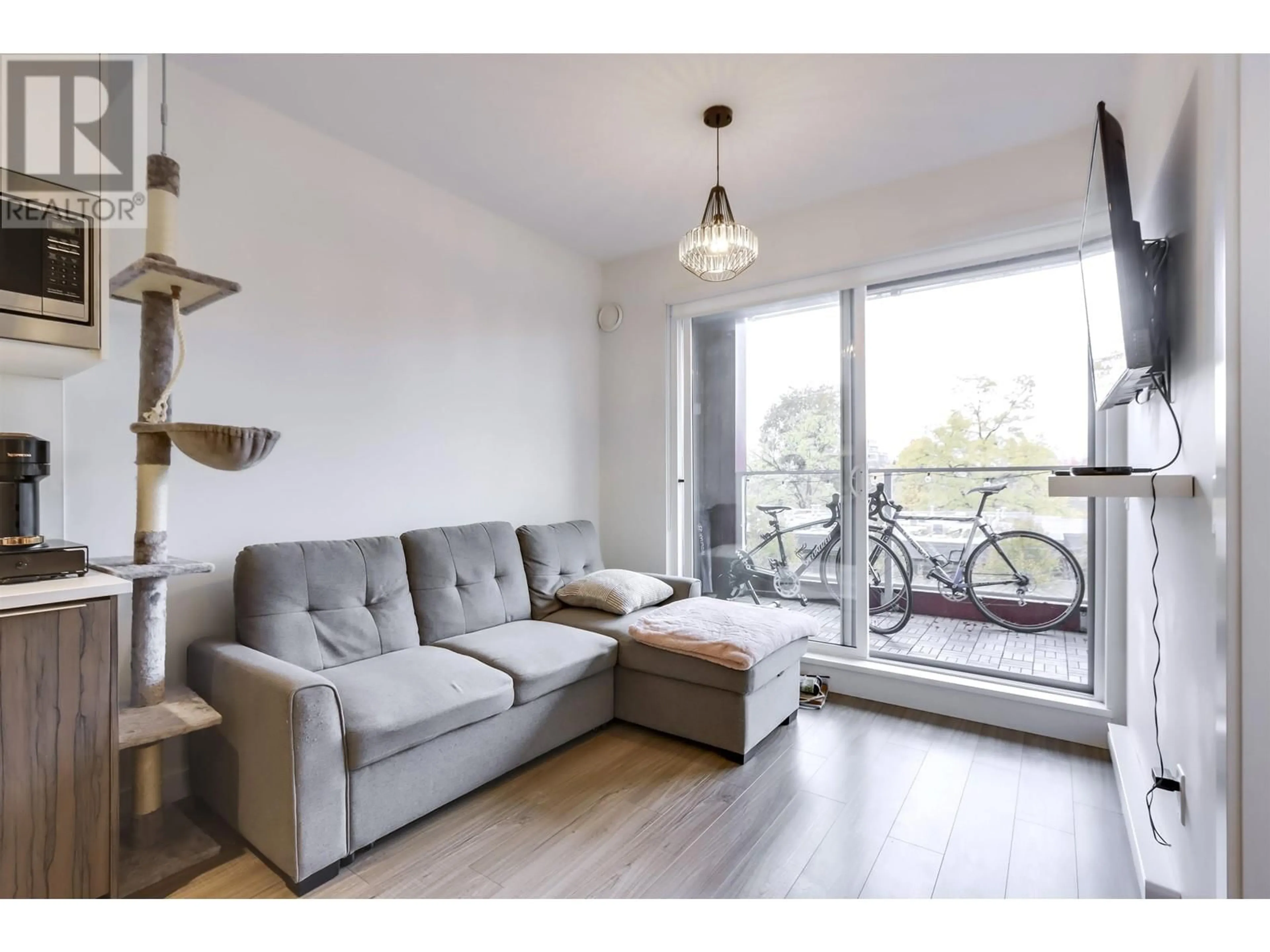 Living room, wood floors for 302 379 E BROADWAY, Vancouver British Columbia V5T1W6