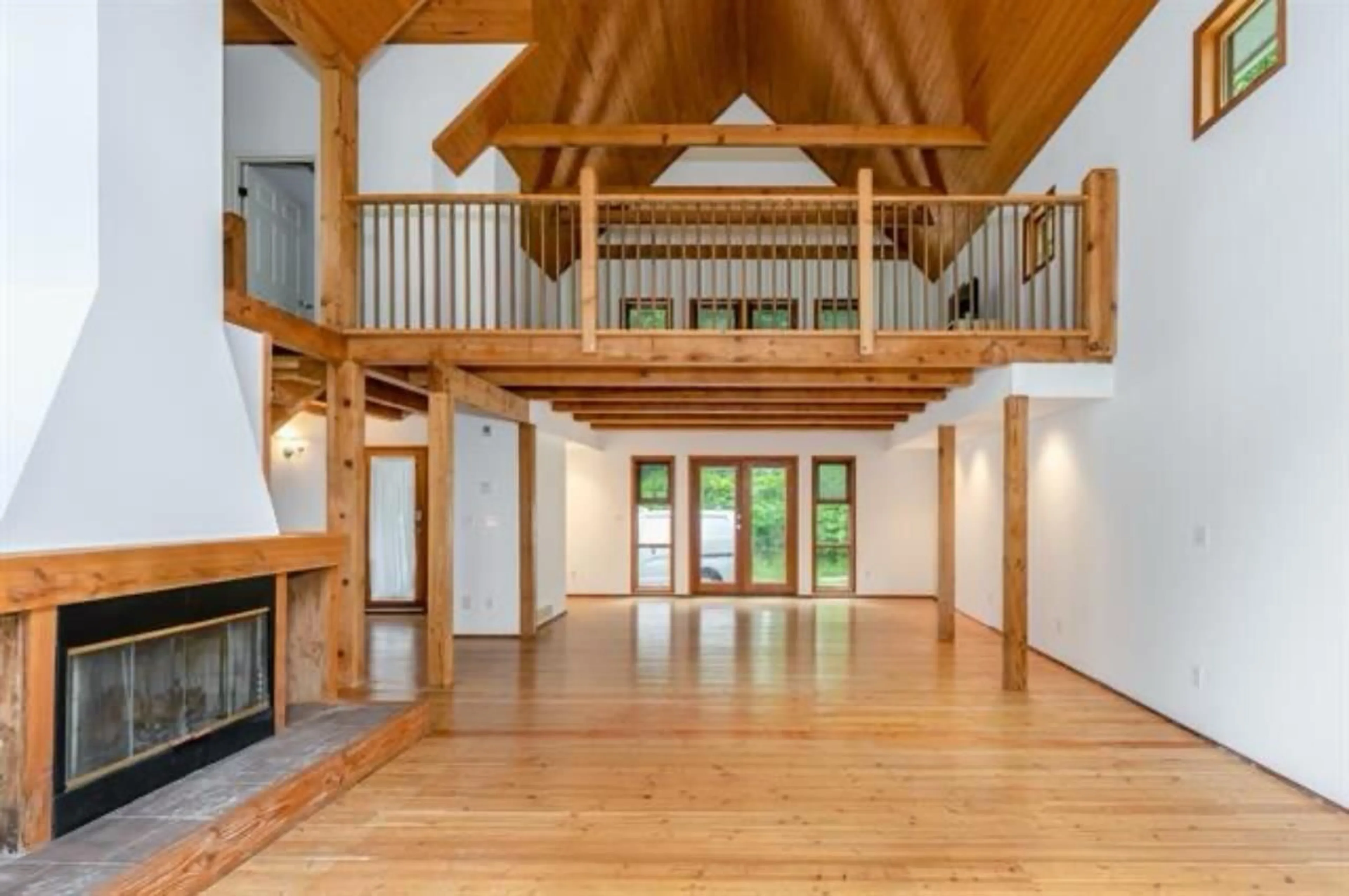 Indoor foyer, wood floors for 10011 DEWDNEY TRUNK ROAD, Mission British Columbia V4S1K8