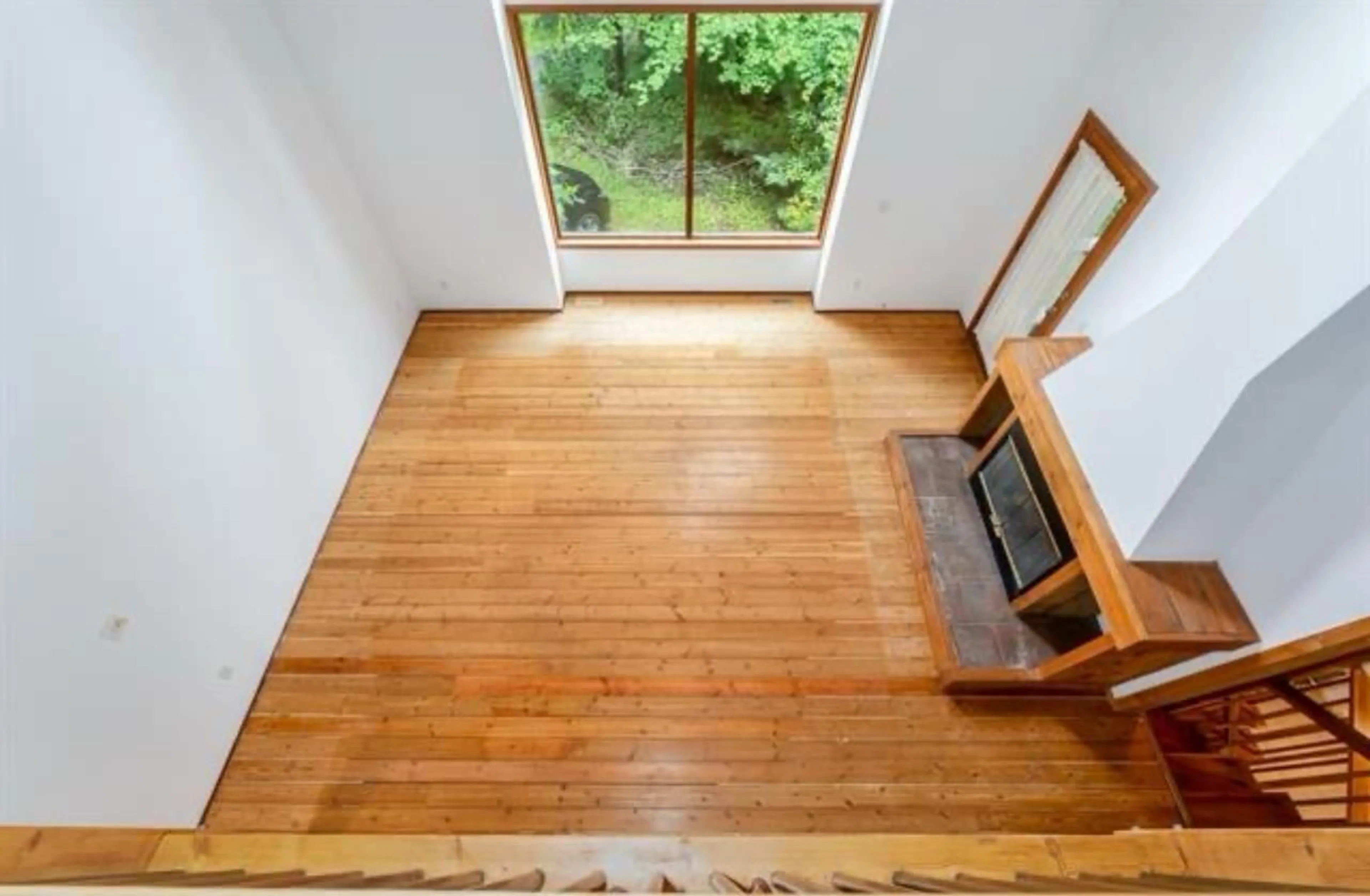 Indoor entryway, wood floors for 10011 DEWDNEY TRUNK ROAD, Mission British Columbia V4S1K8