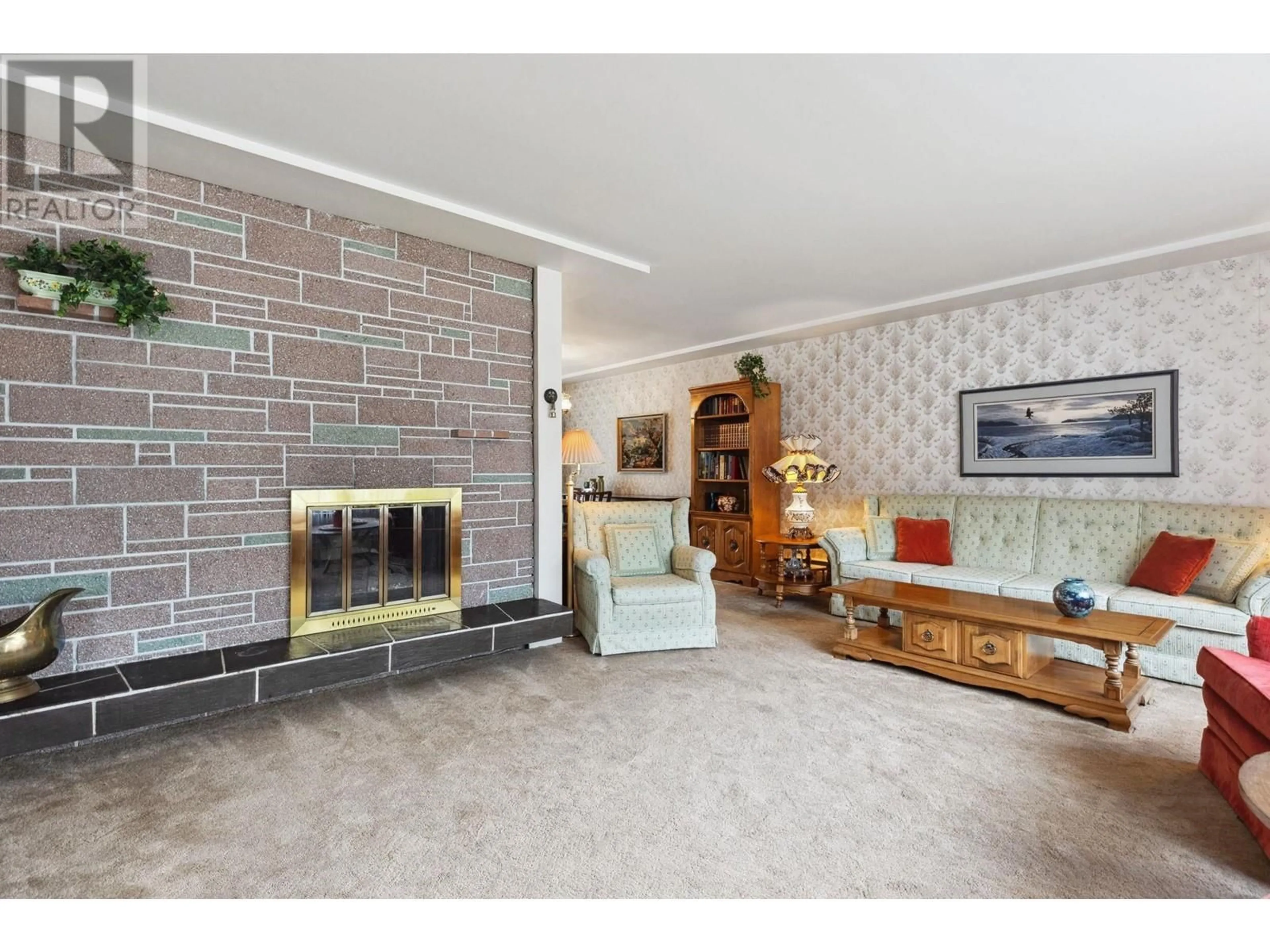 Living room, carpet floors for 2649 STANDISH DRIVE, North Vancouver British Columbia V7H1M9