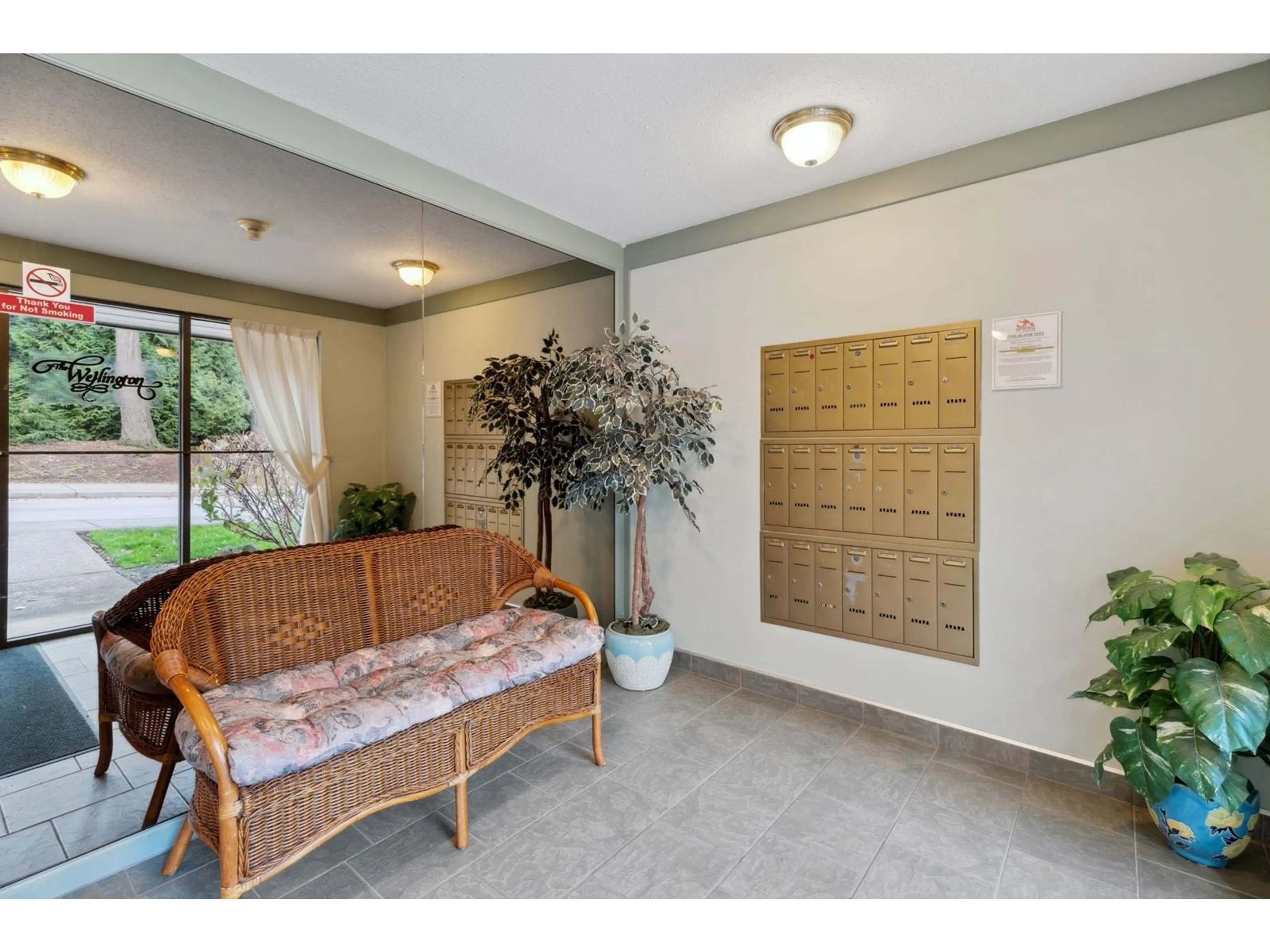 Indoor foyer for 302 1480 VIDAL STREET, White Rock British Columbia V4B3T7