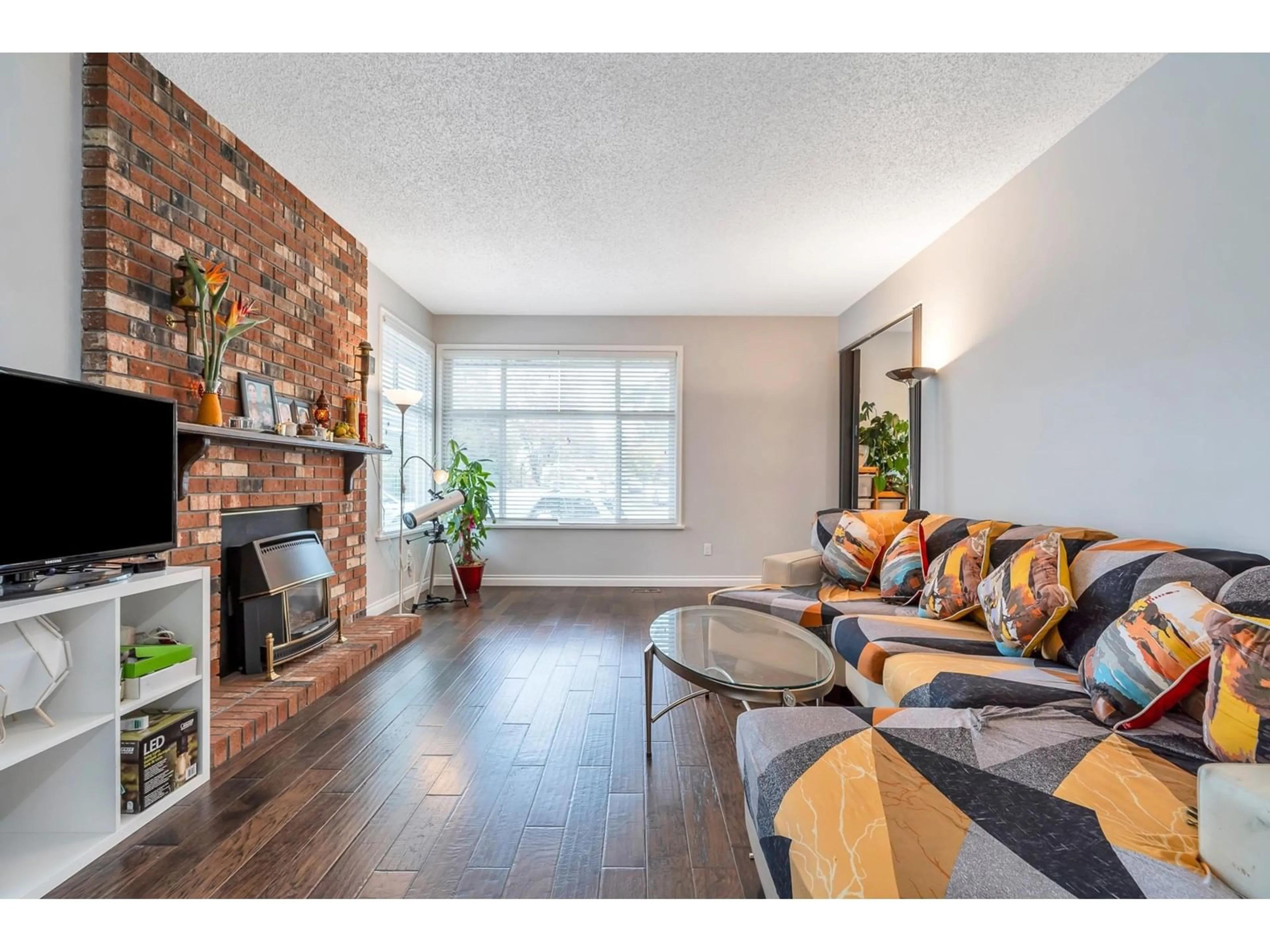 Living room, wood floors for 14445 CHARTWELL DRIVE, Surrey British Columbia V3S5E3