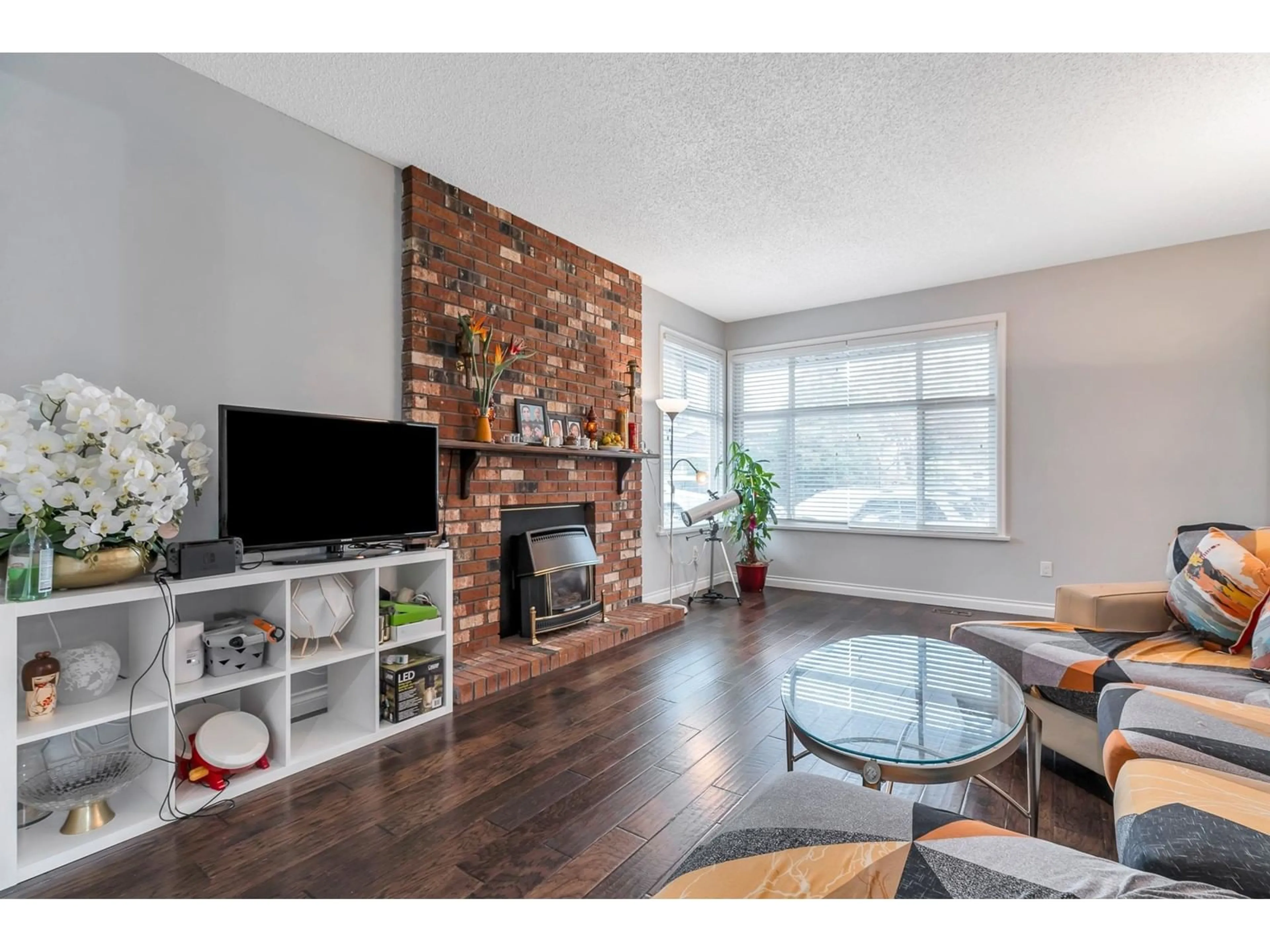 Living room, wood floors for 14445 CHARTWELL DRIVE, Surrey British Columbia V3S5E3