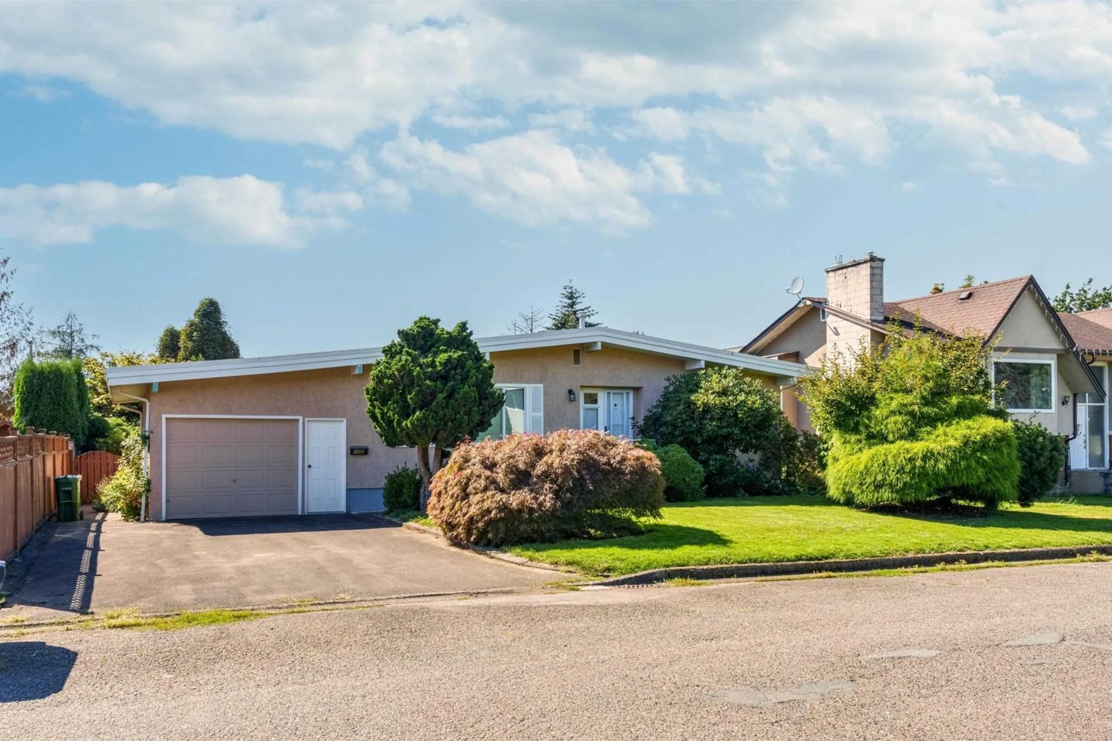 Frontside or backside of a home, the street view for 9835 ANGUS DRIVE, Chilliwack British Columbia V2P6A8